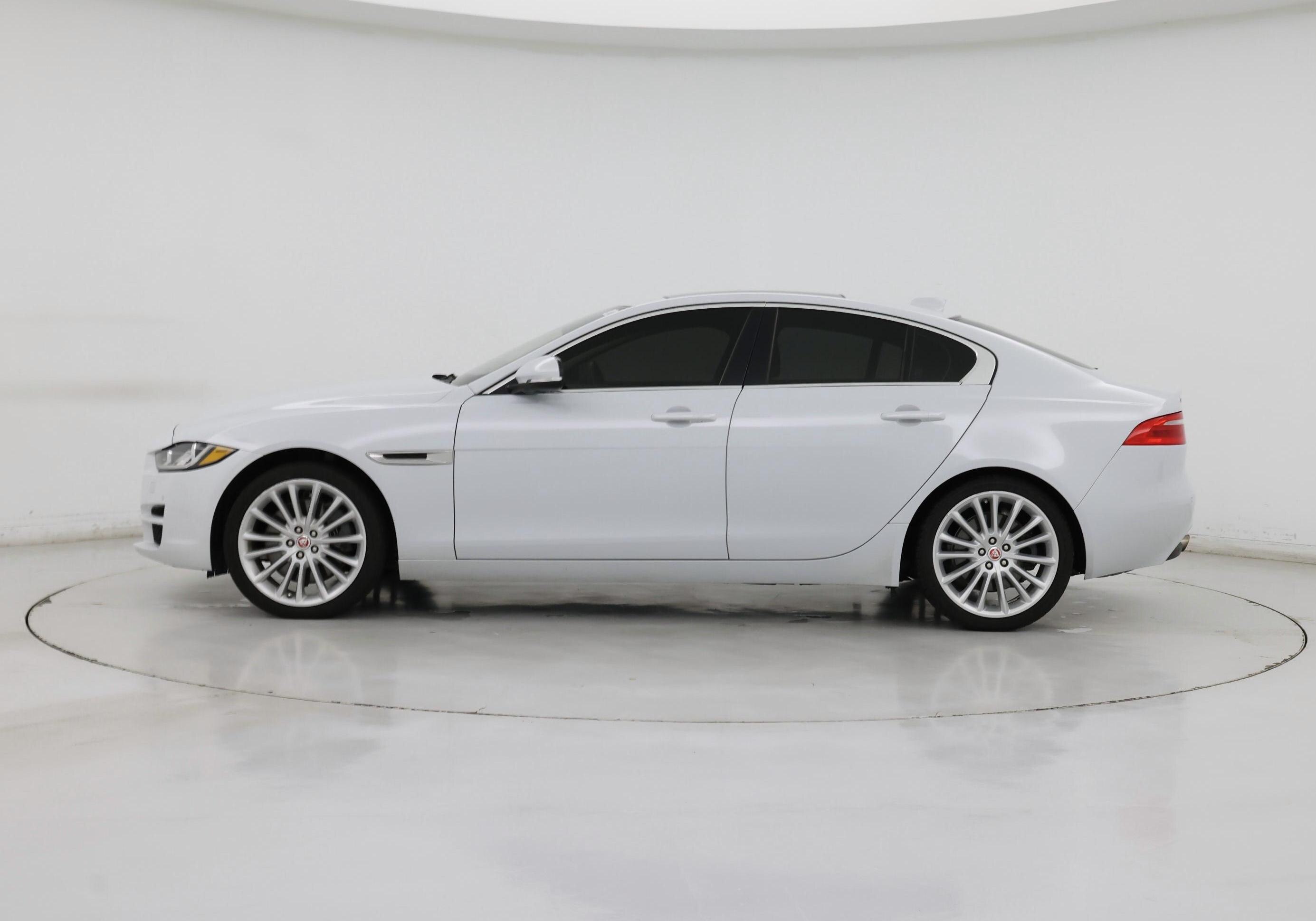 Thumbnail: 2017 Jaguar XE - 3