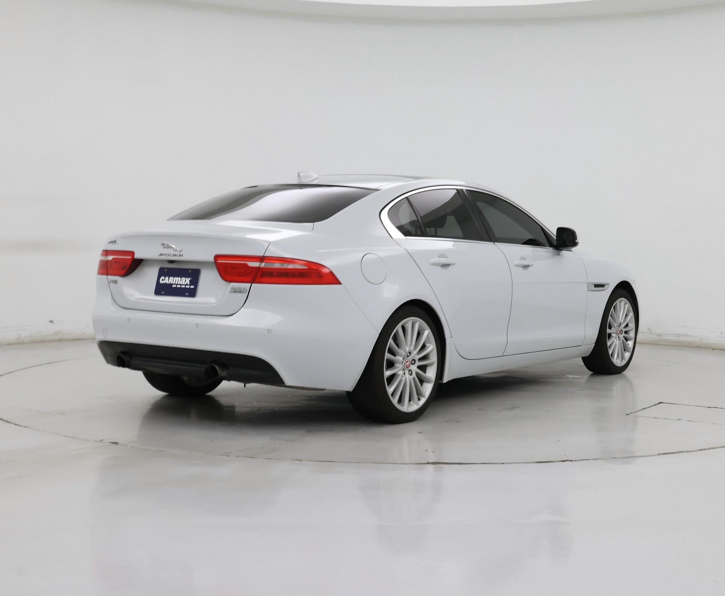Thumbnail: 2017 Jaguar XE - 8