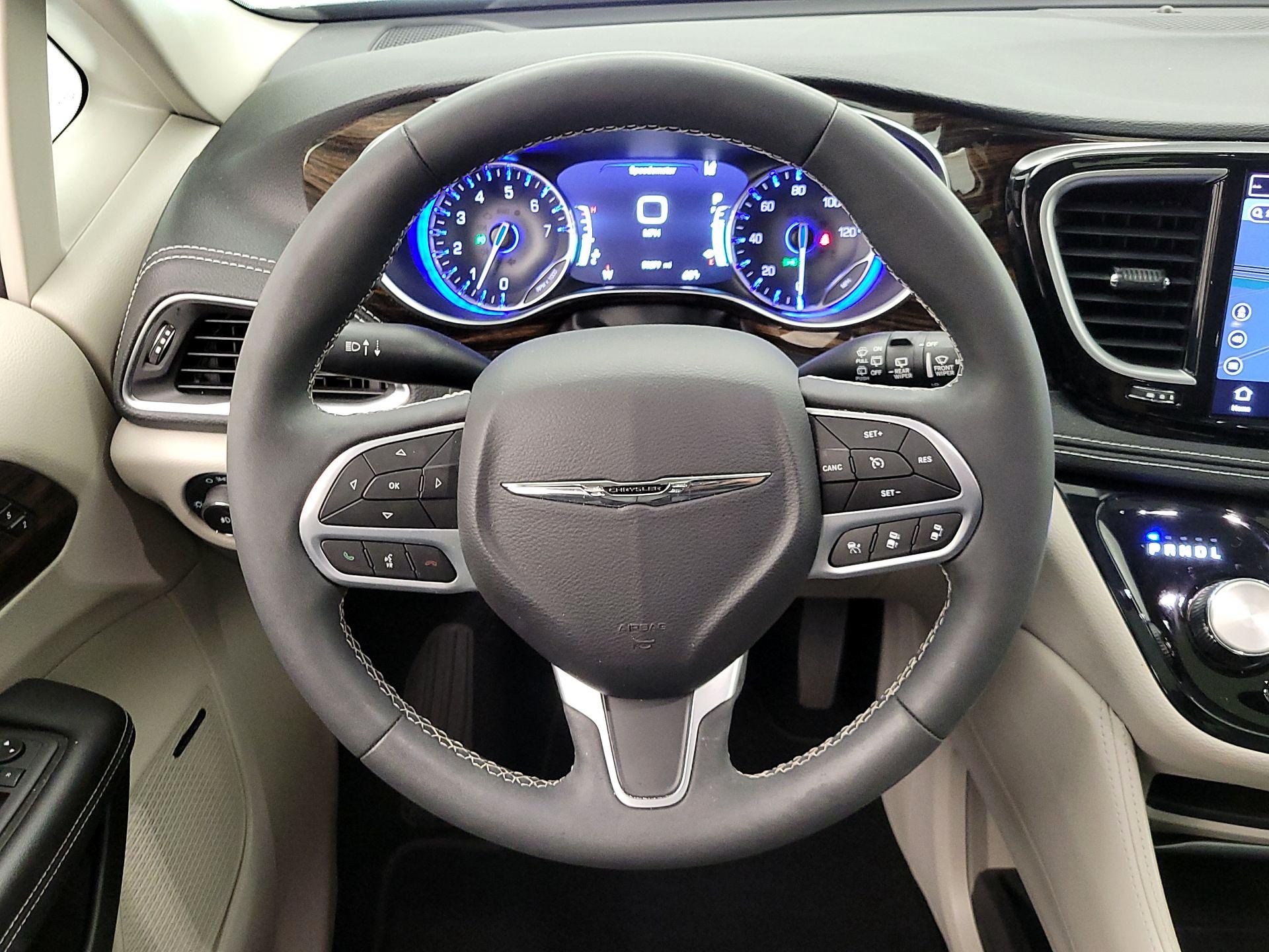 Thumbnail: 2022 Chrysler Pacifica - 10