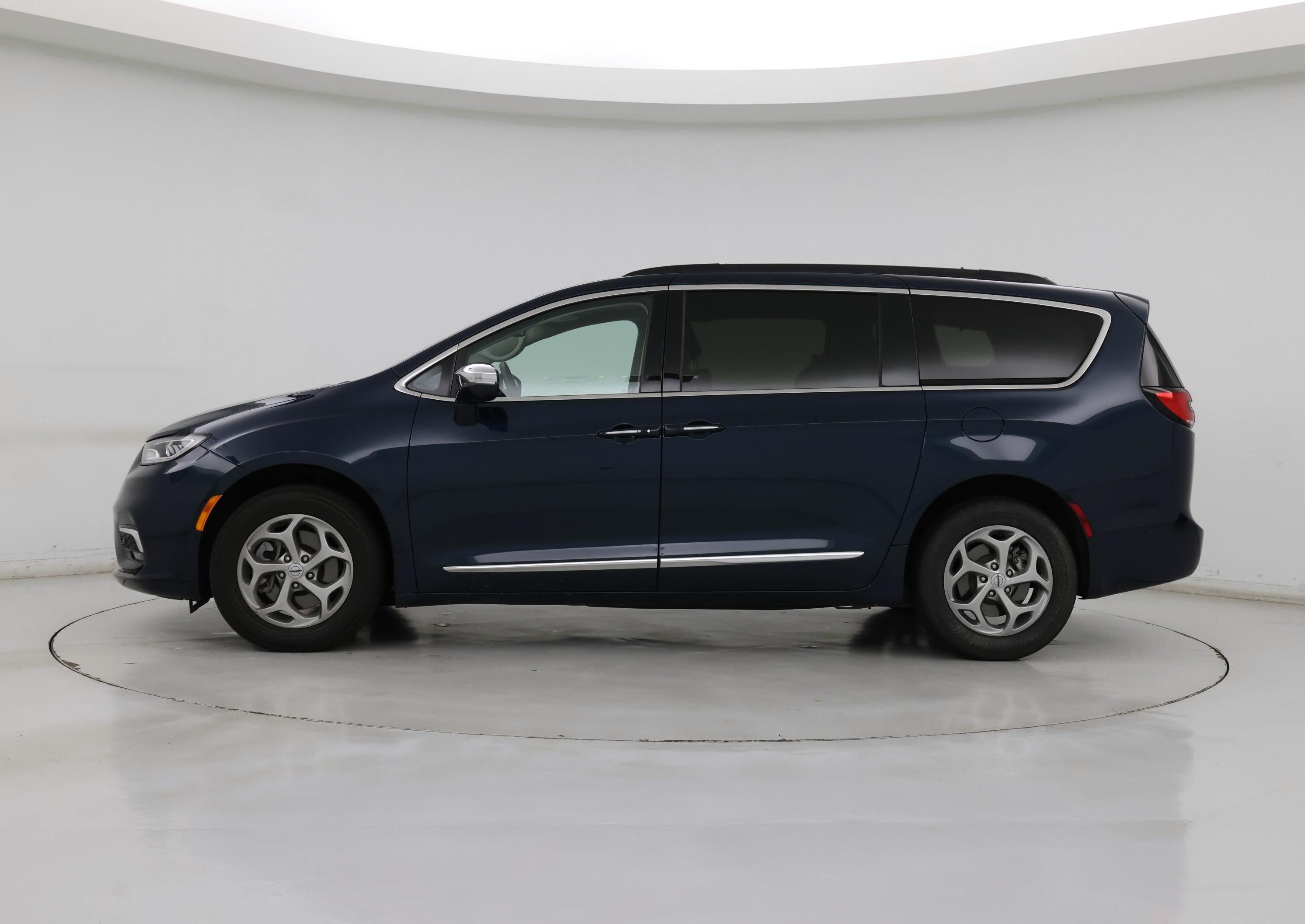 Thumbnail: 2022 Chrysler Pacifica - 3