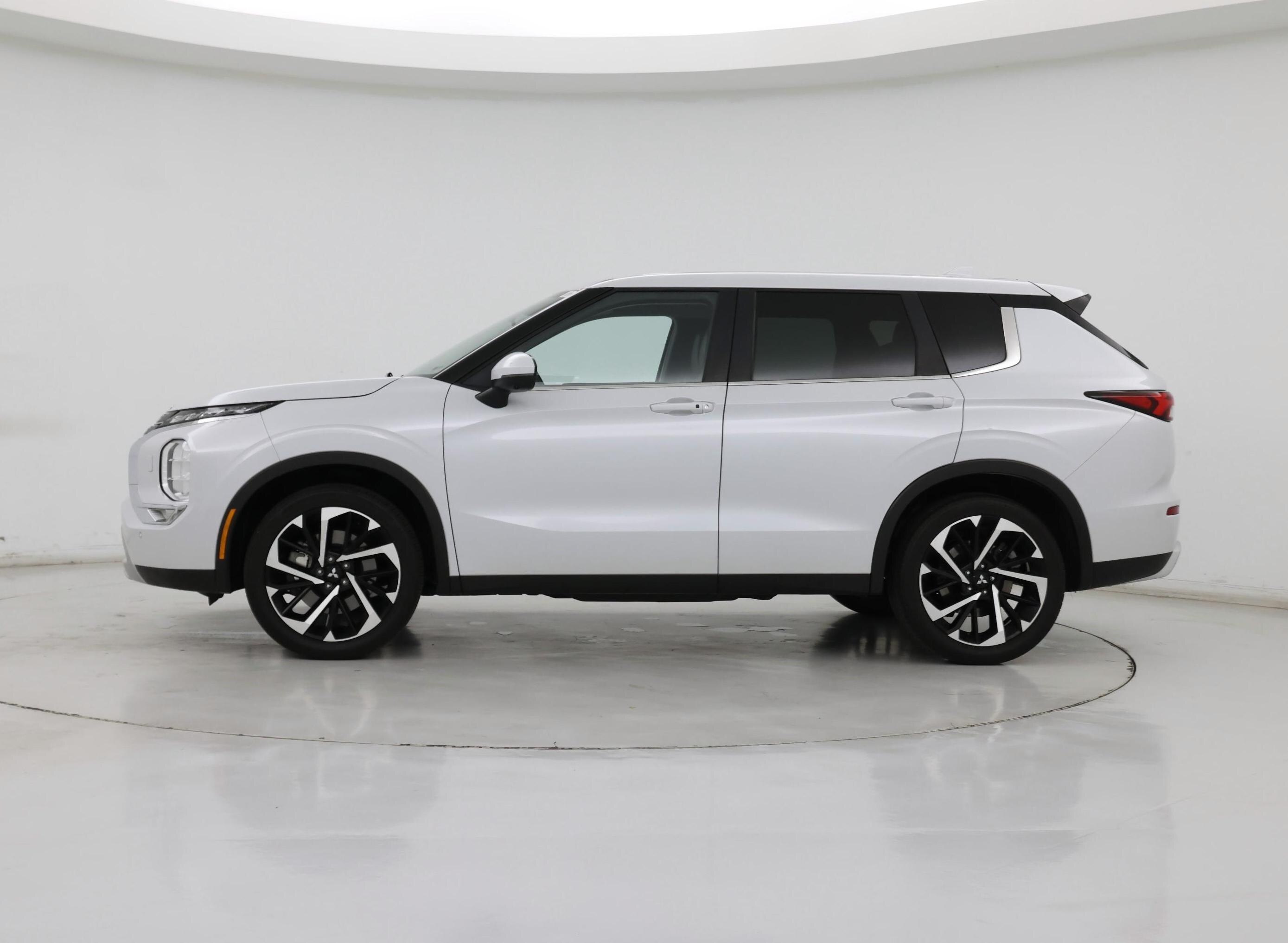 Thumbnail: 2022 Mitsubishi Outlander - 3
