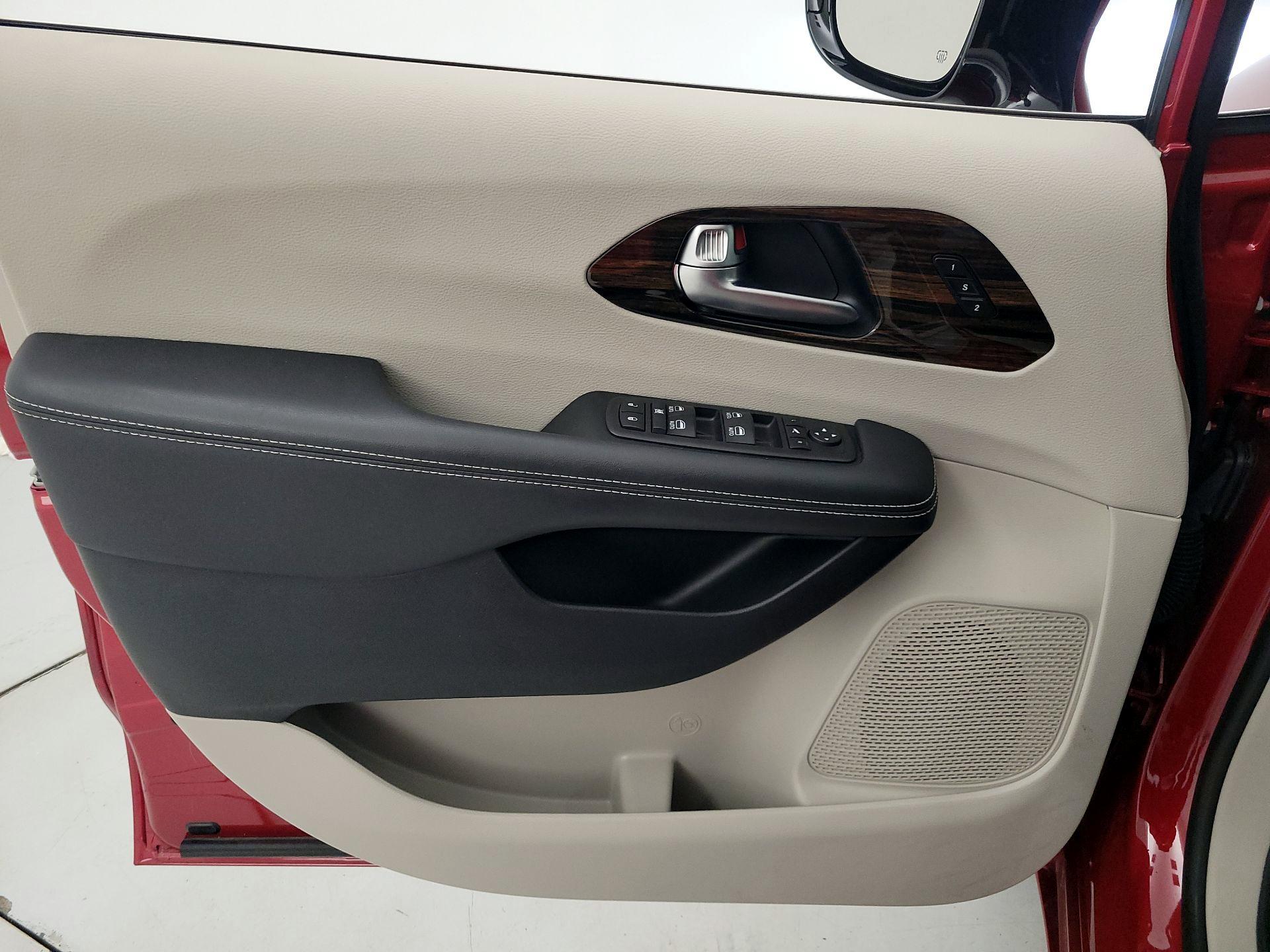 Thumbnail: 2024 Chrysler Pacifica - 12
