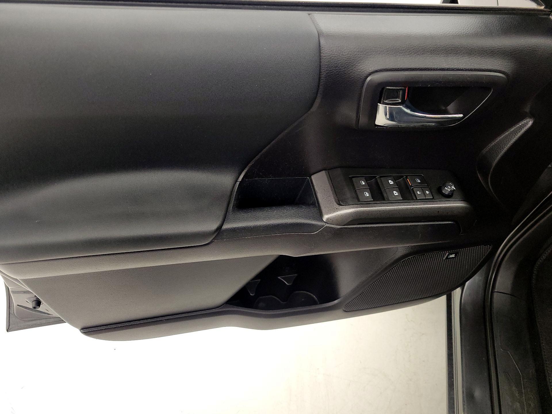 Thumbnail: 2020 Toyota Tacoma - 12