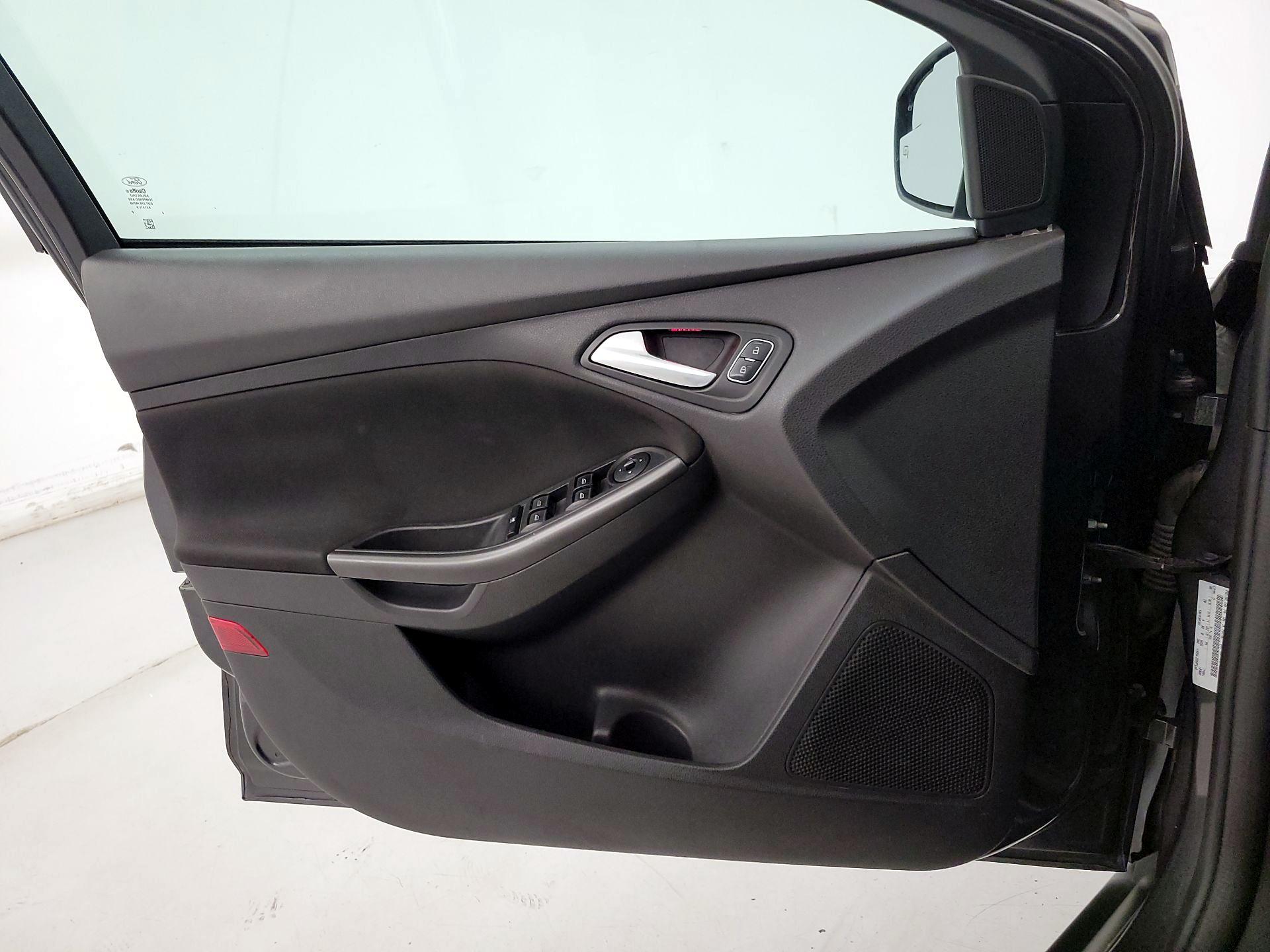 Thumbnail: 2015 Ford Focus - 12