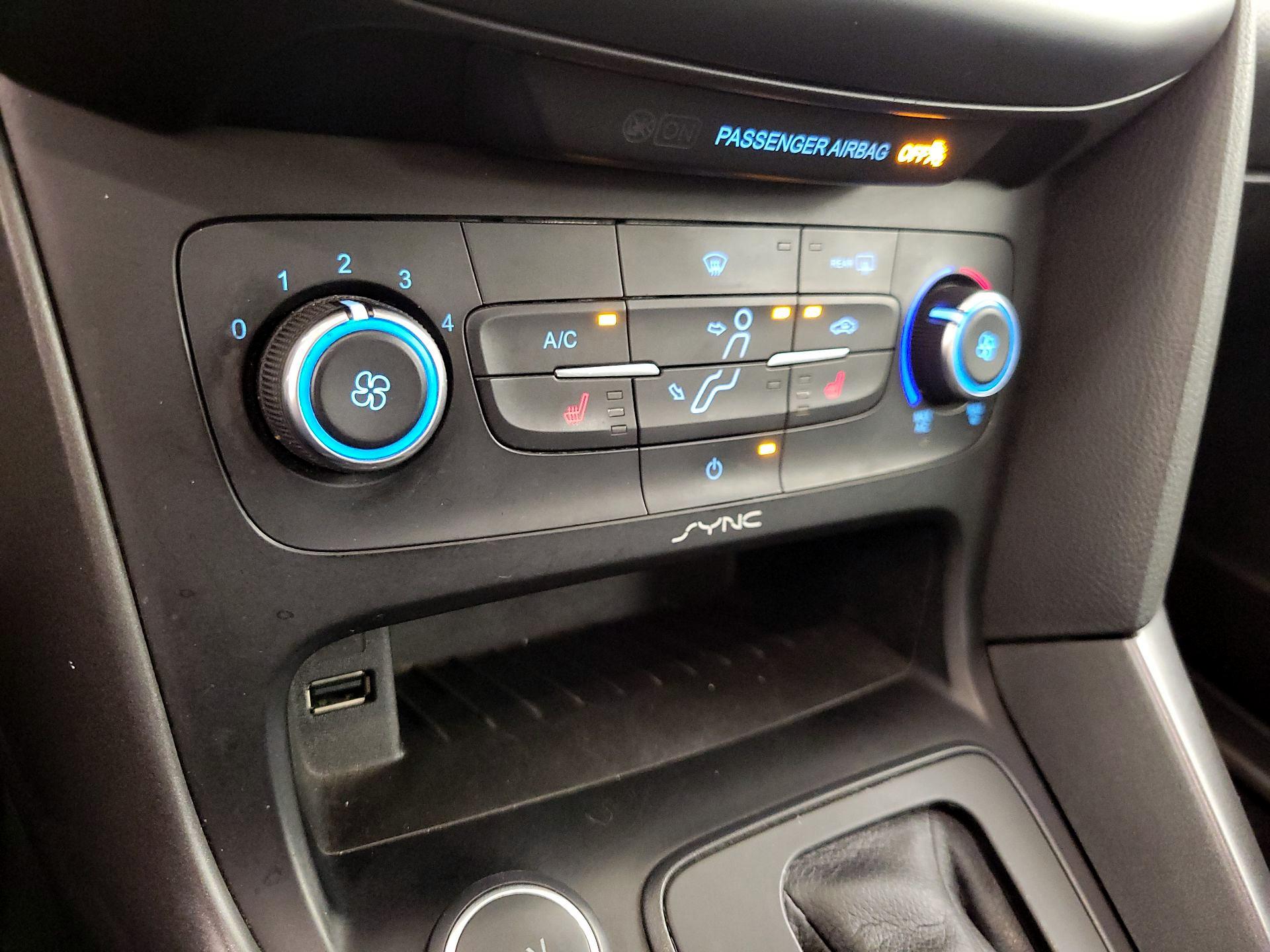 Thumbnail: 2015 Ford Focus - 16