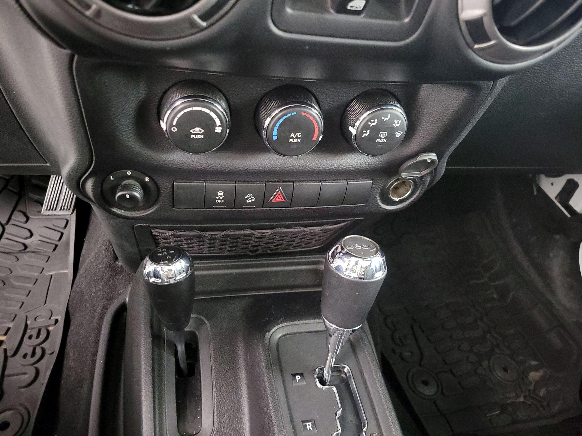 Thumbnail: 2016 Jeep Wrangler - 14