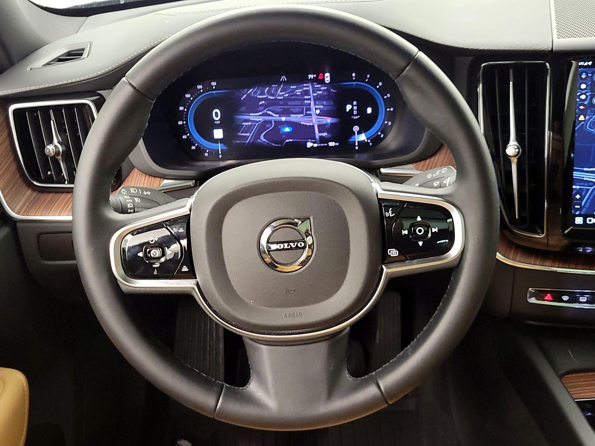 Thumbnail: 2025 Volvo XC60 - 10