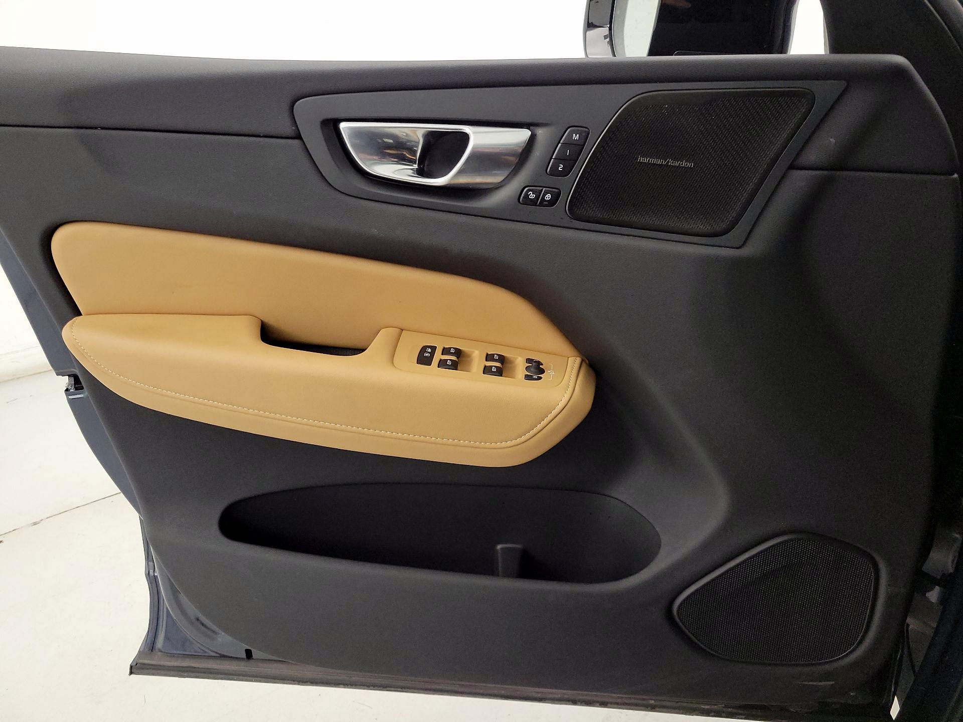 Thumbnail: 2025 Volvo XC60 - 12