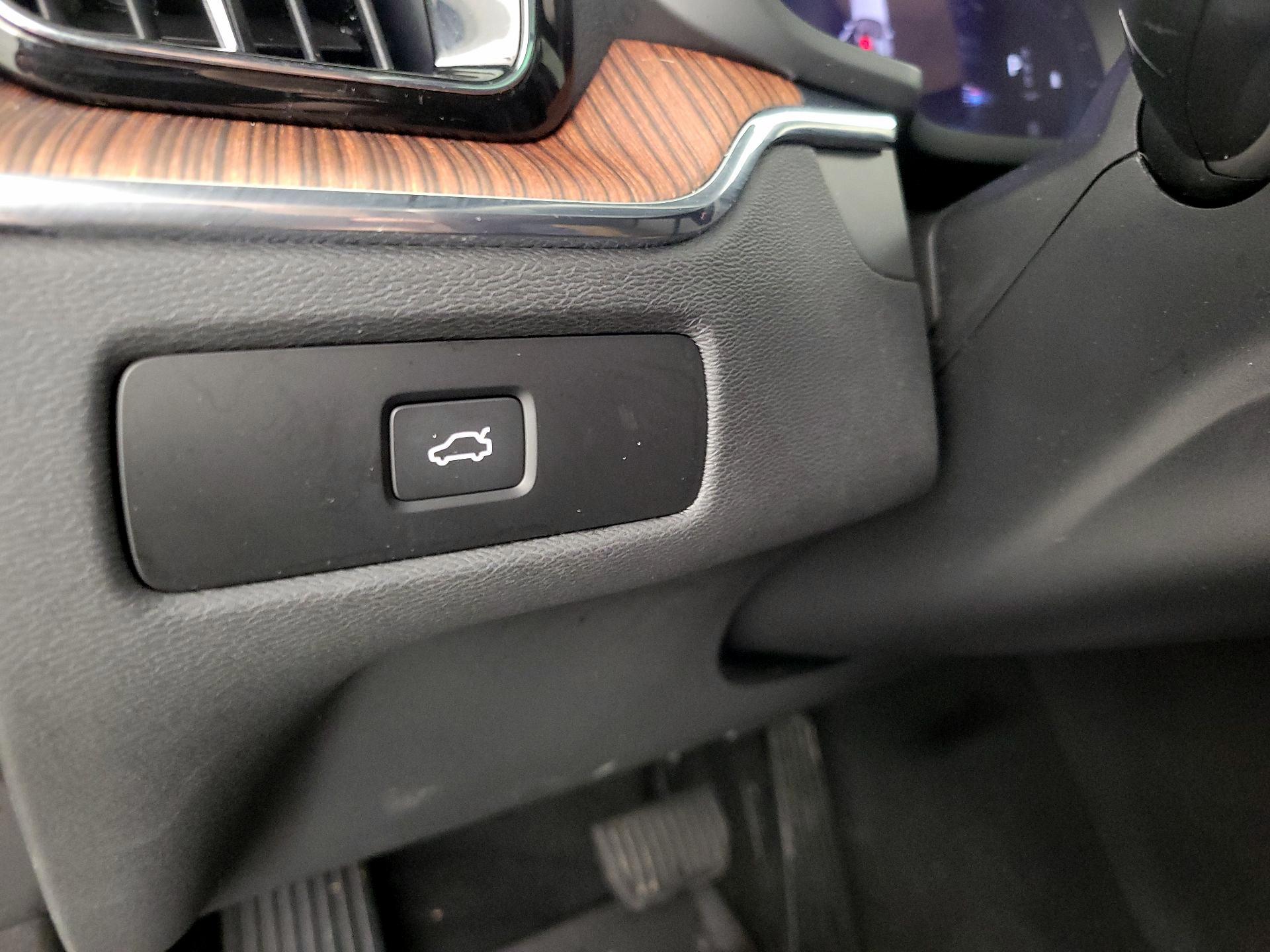 Thumbnail: 2025 Volvo XC60 - 13