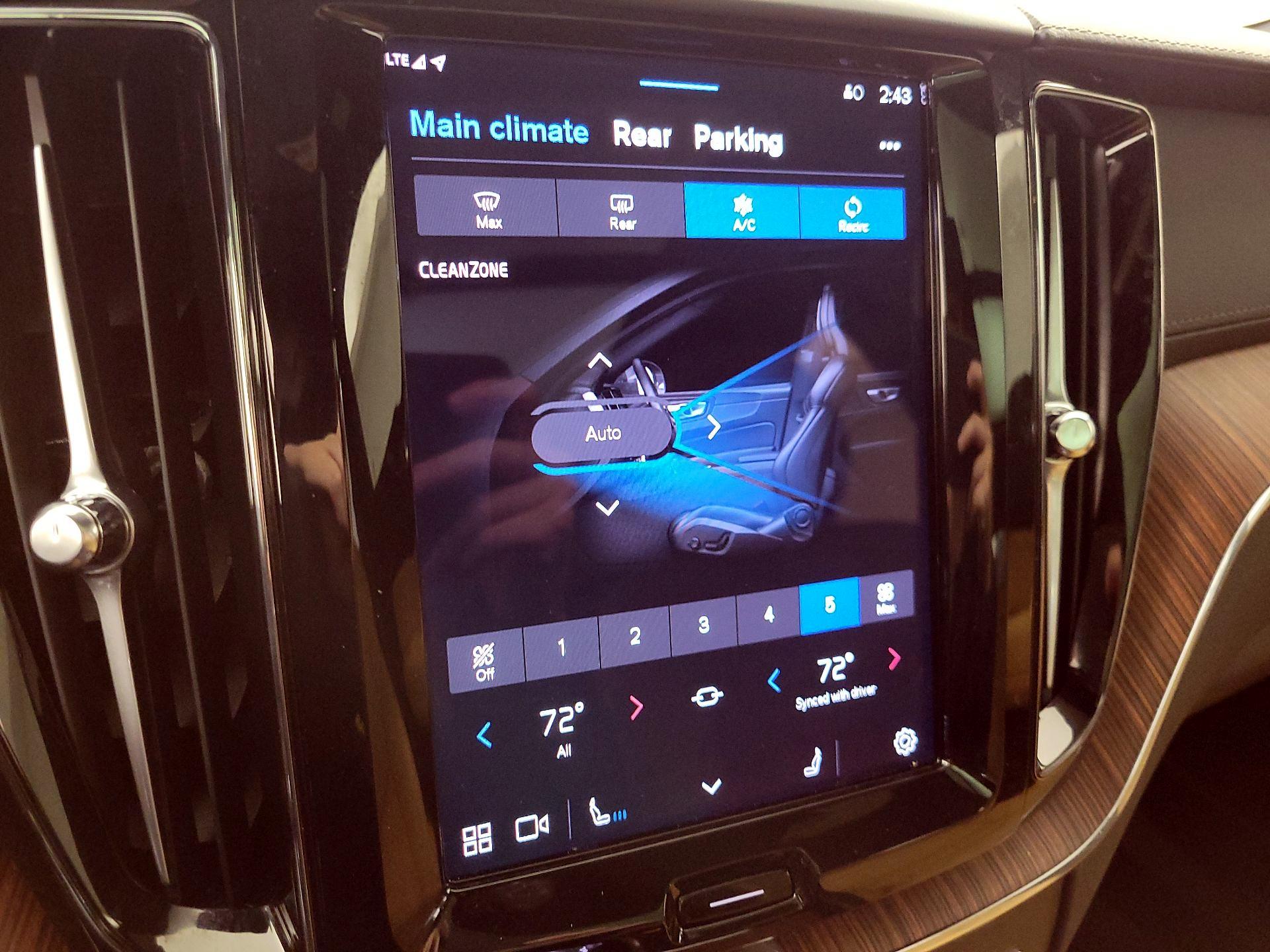 Thumbnail: 2025 Volvo XC60 - 17