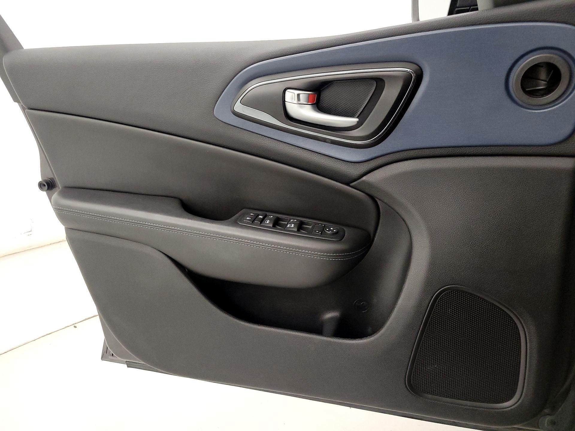Thumbnail: 2016 Chrysler 200 - 12