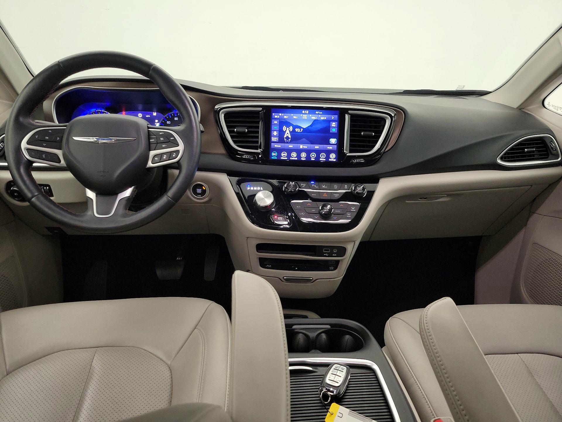 Thumbnail: 2018 Chrysler Pacifica - 9