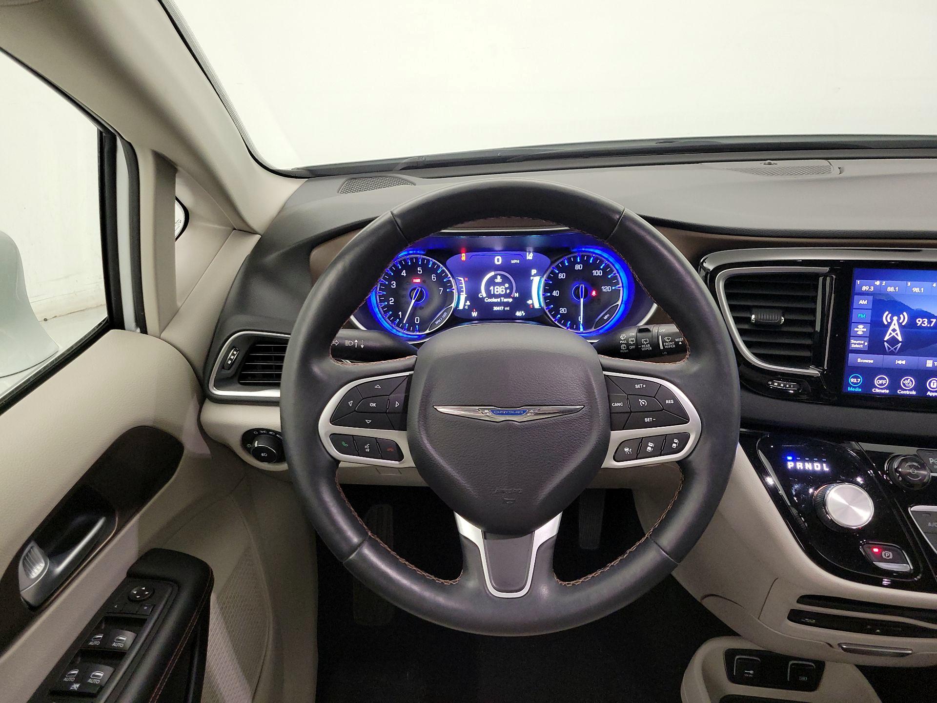 Thumbnail: 2018 Chrysler Pacifica - 10