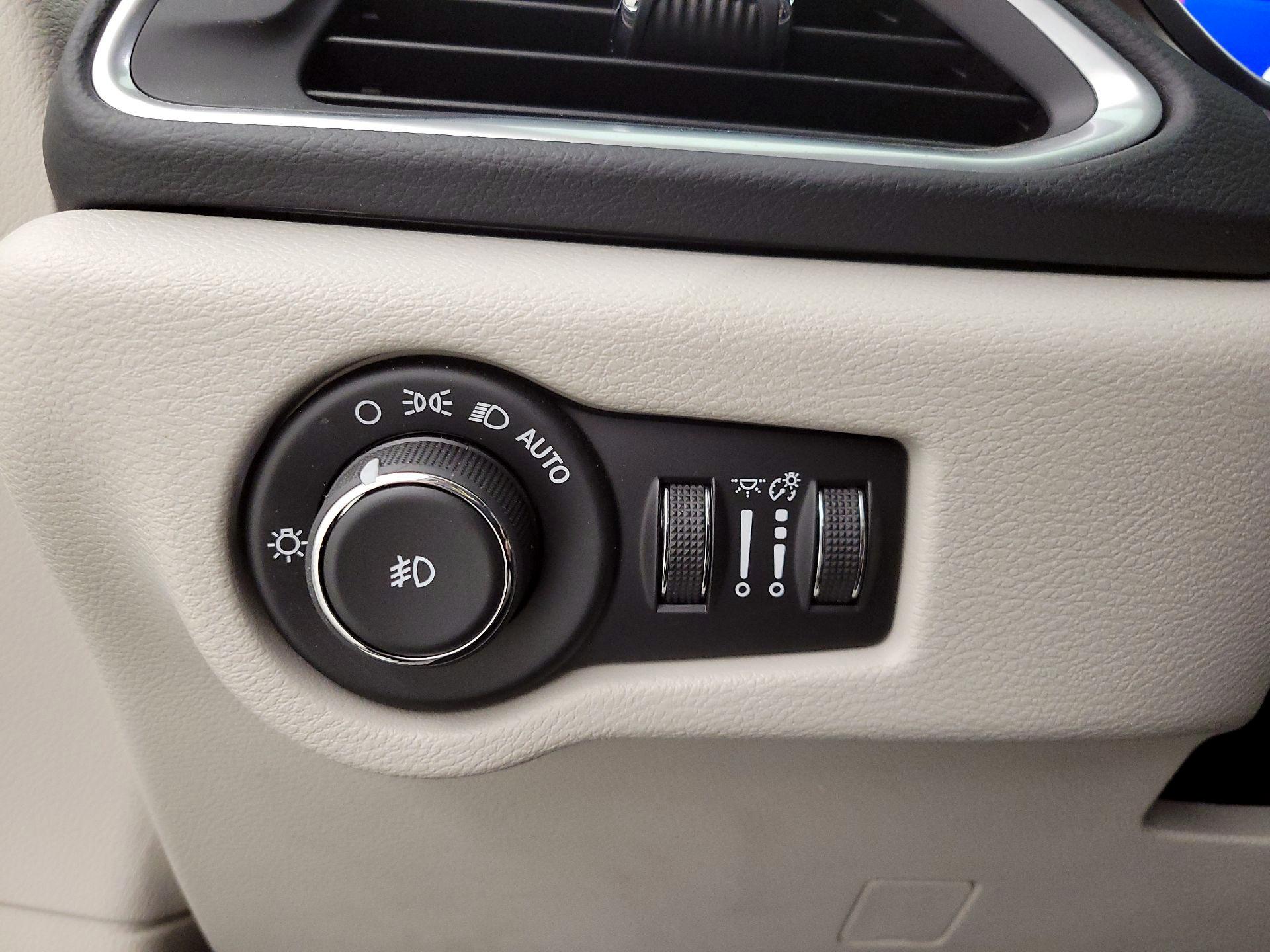 Thumbnail: 2018 Chrysler Pacifica - 13