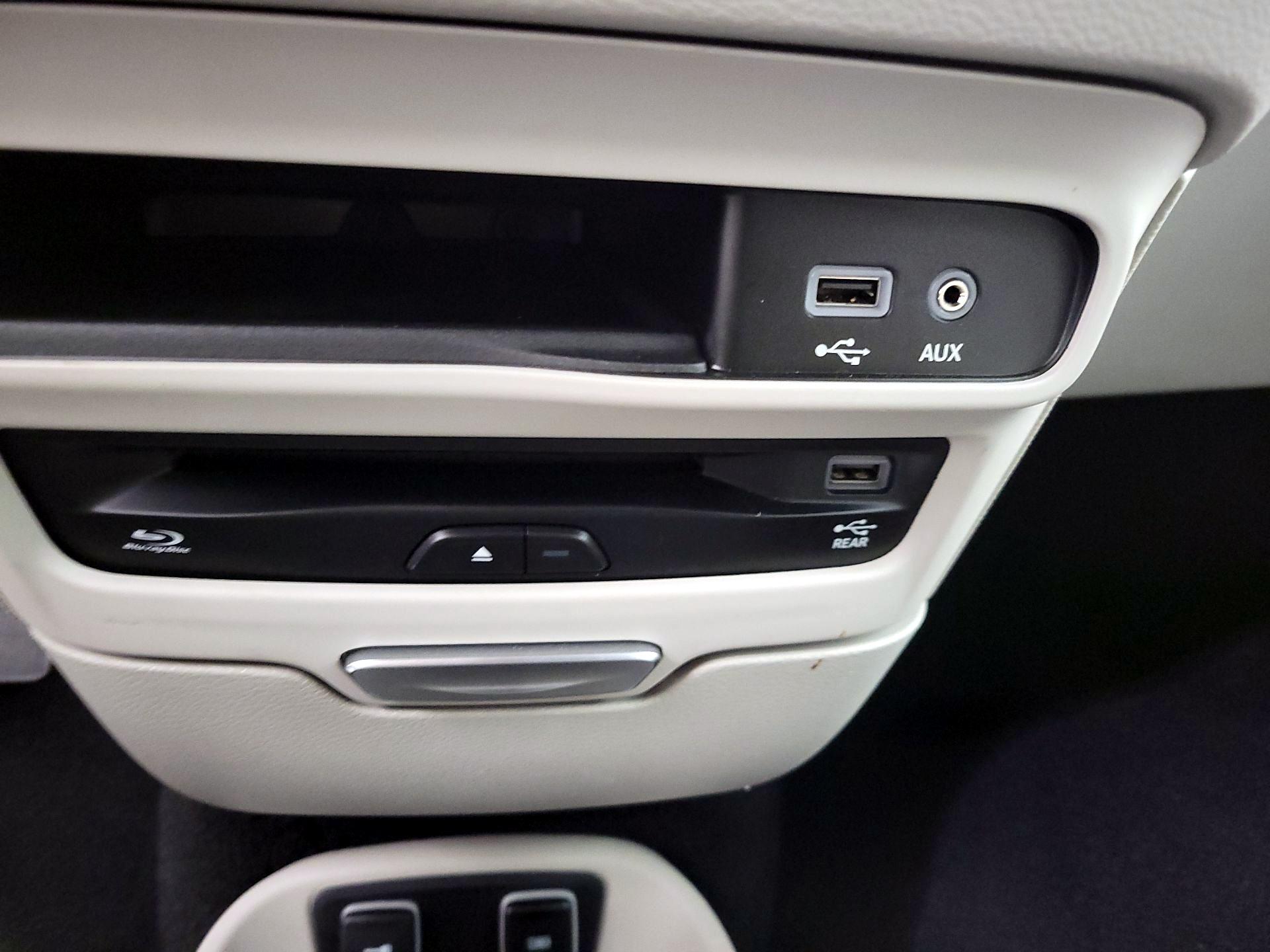 Thumbnail: 2018 Chrysler Pacifica - 18