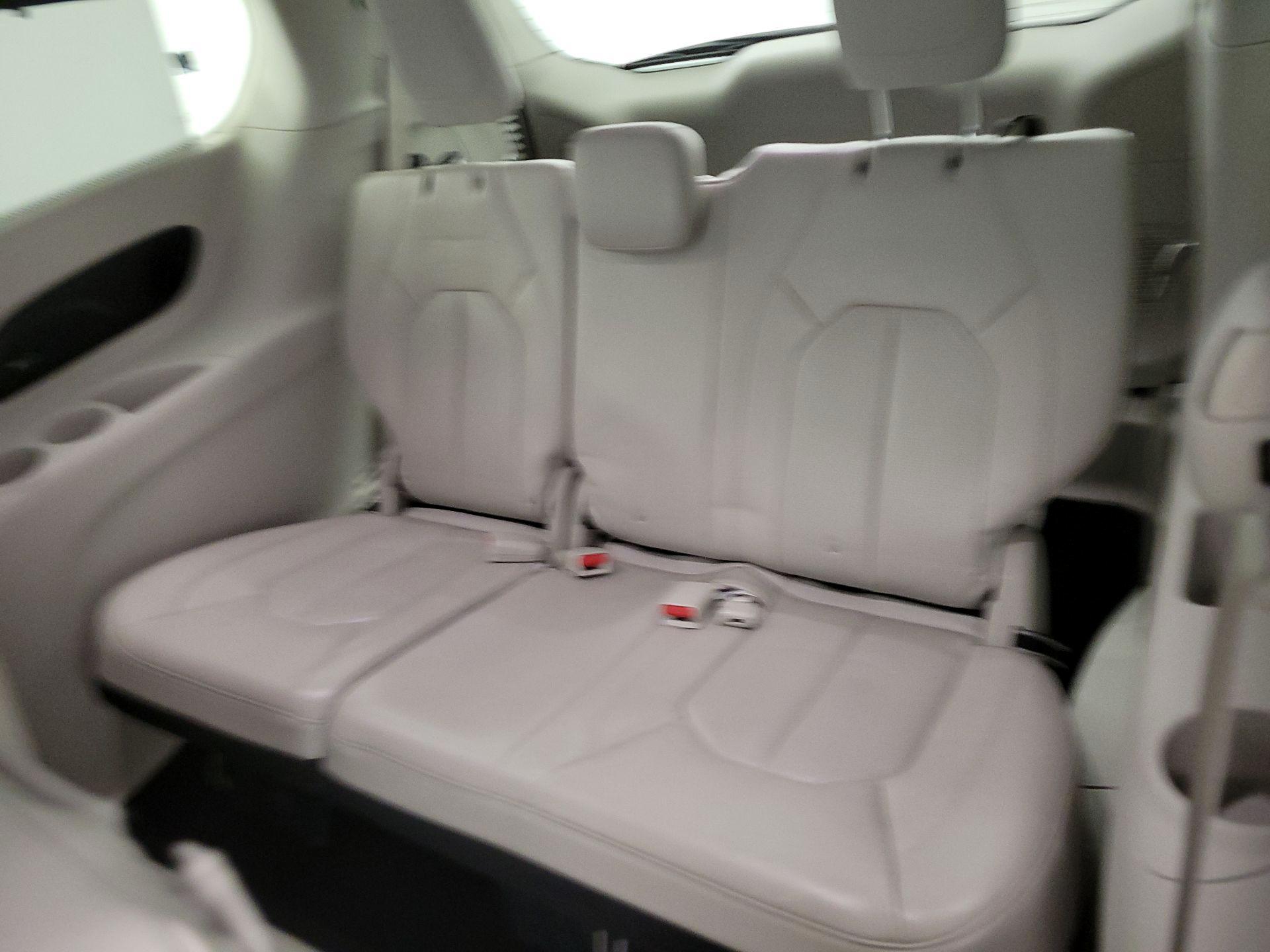 Thumbnail: 2018 Chrysler Pacifica - 20