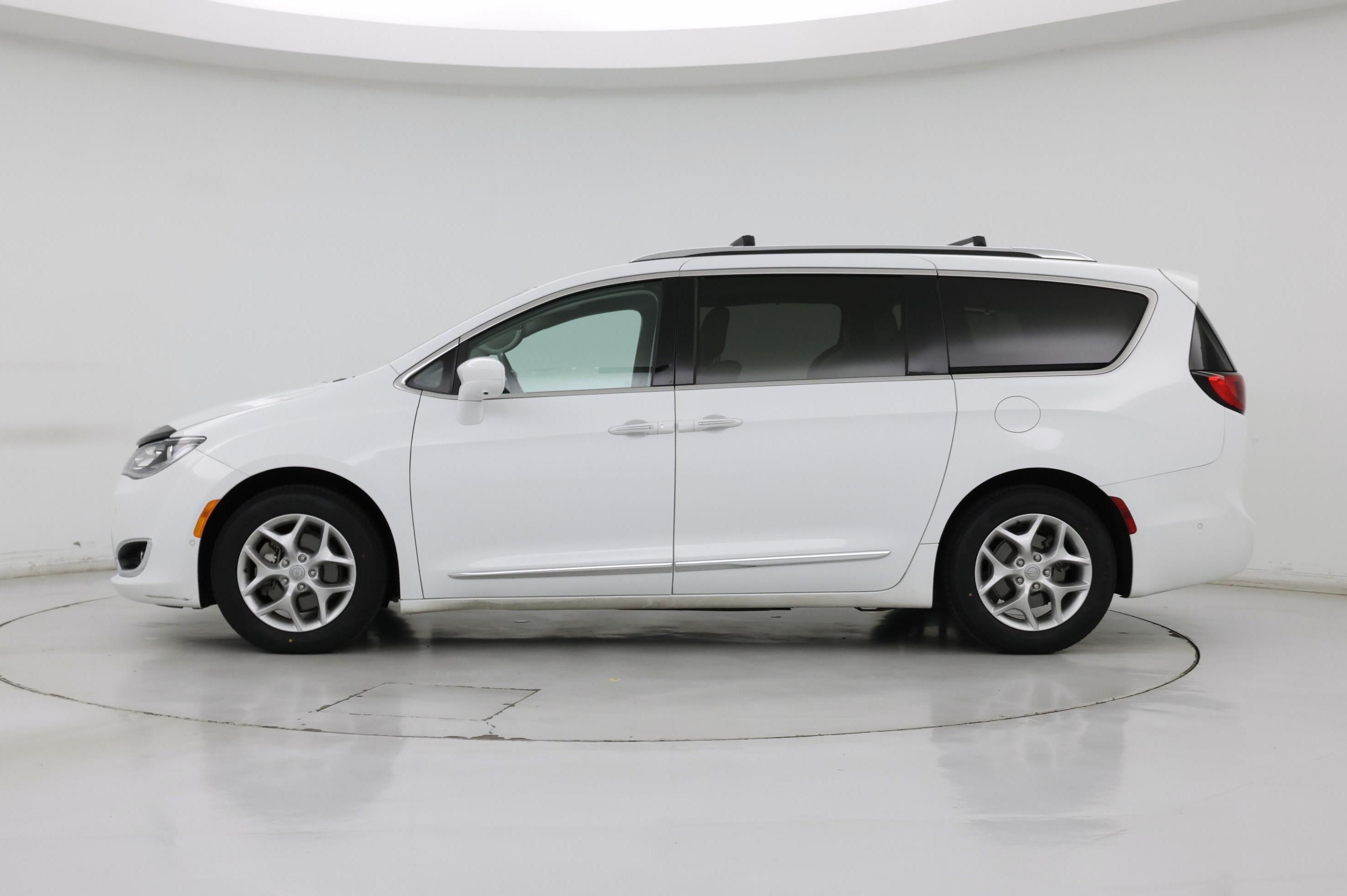 Thumbnail: 2018 Chrysler Pacifica - 3