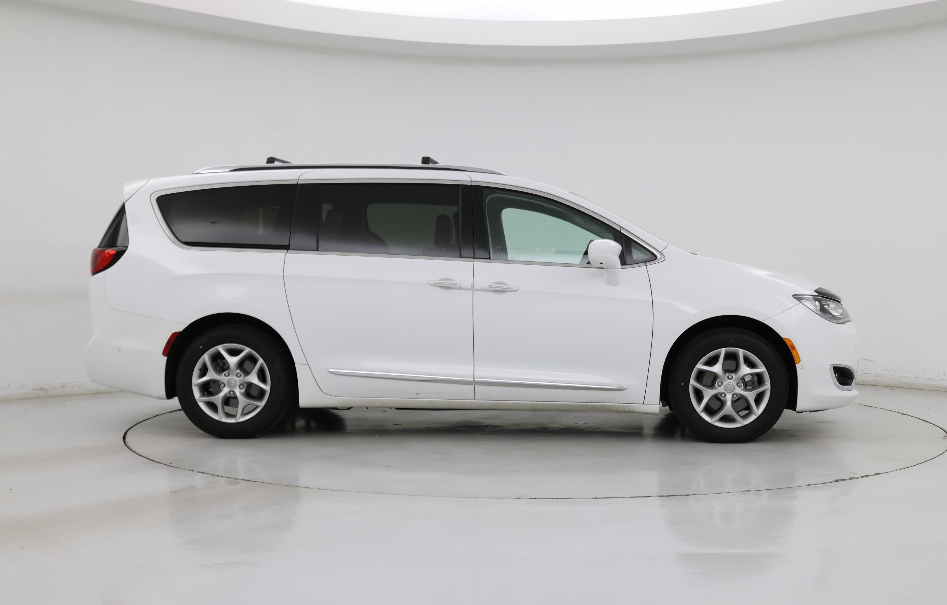 Thumbnail: 2018 Chrysler Pacifica - 7