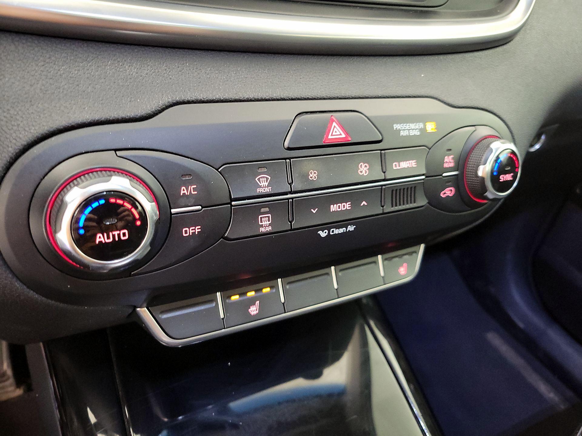 Thumbnail: 2016 Kia Sorento - 17