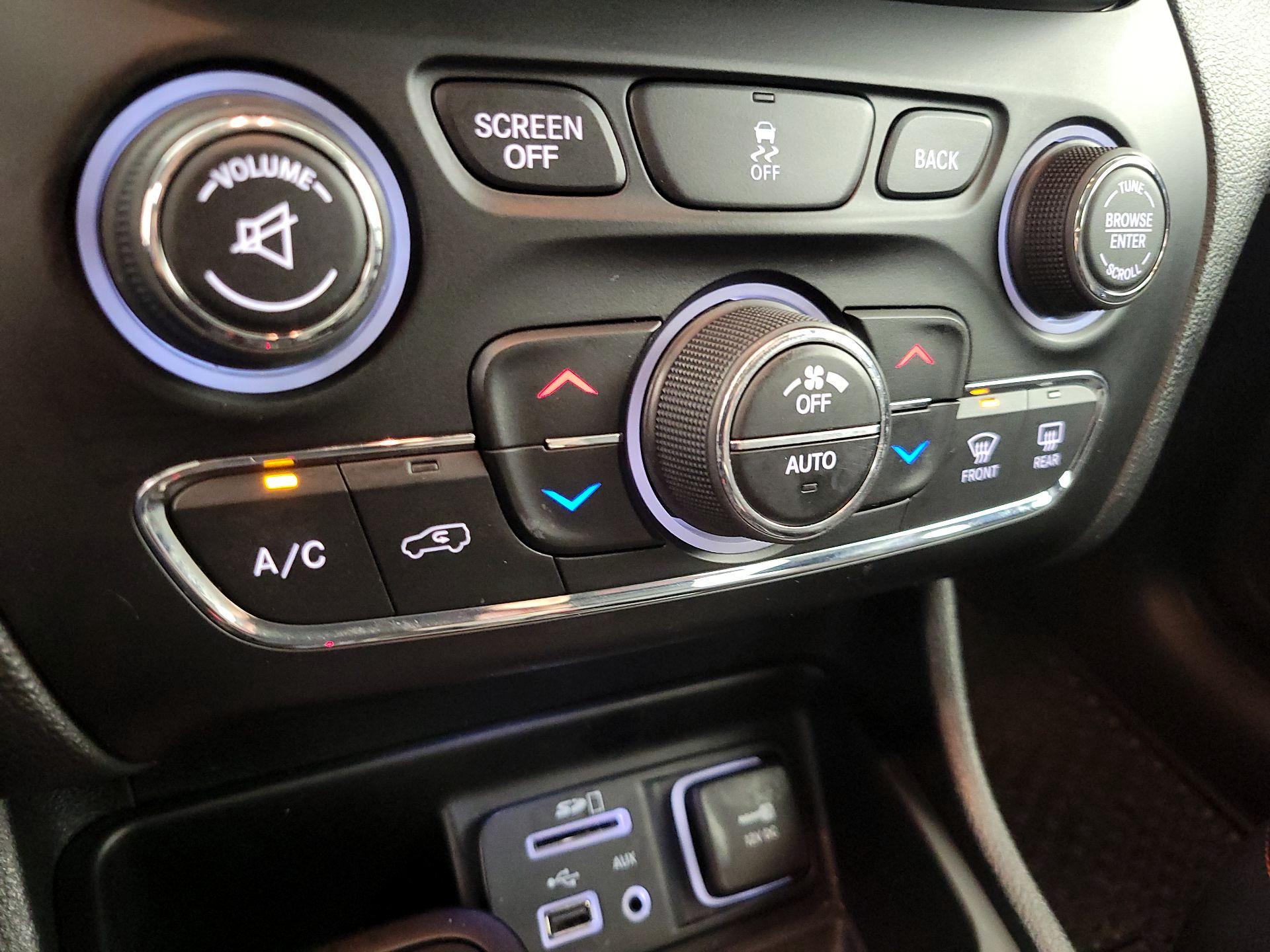 Thumbnail: 2014 Jeep Cherokee - 16