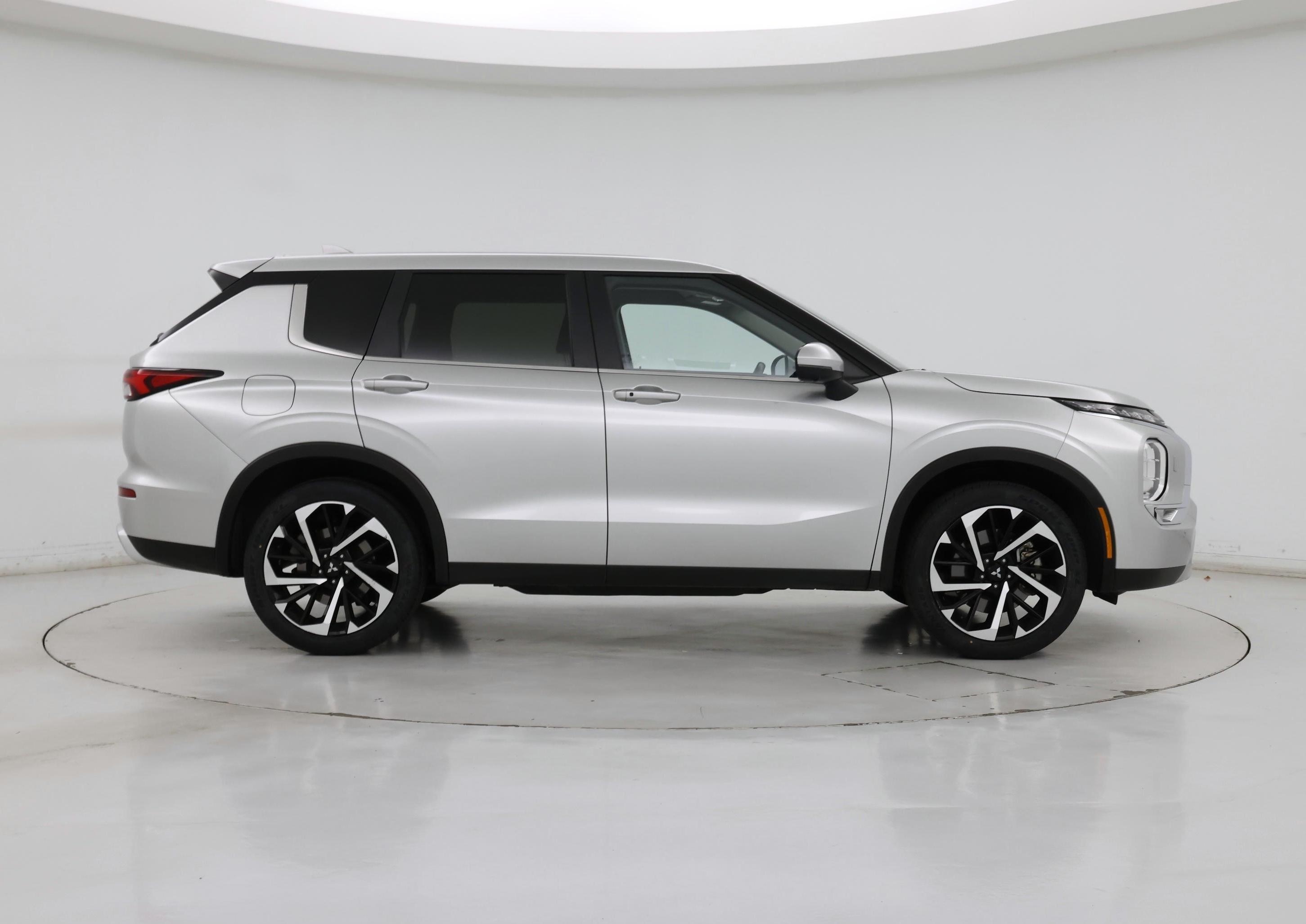 Thumbnail: 2024 Mitsubishi Outlander - 7
