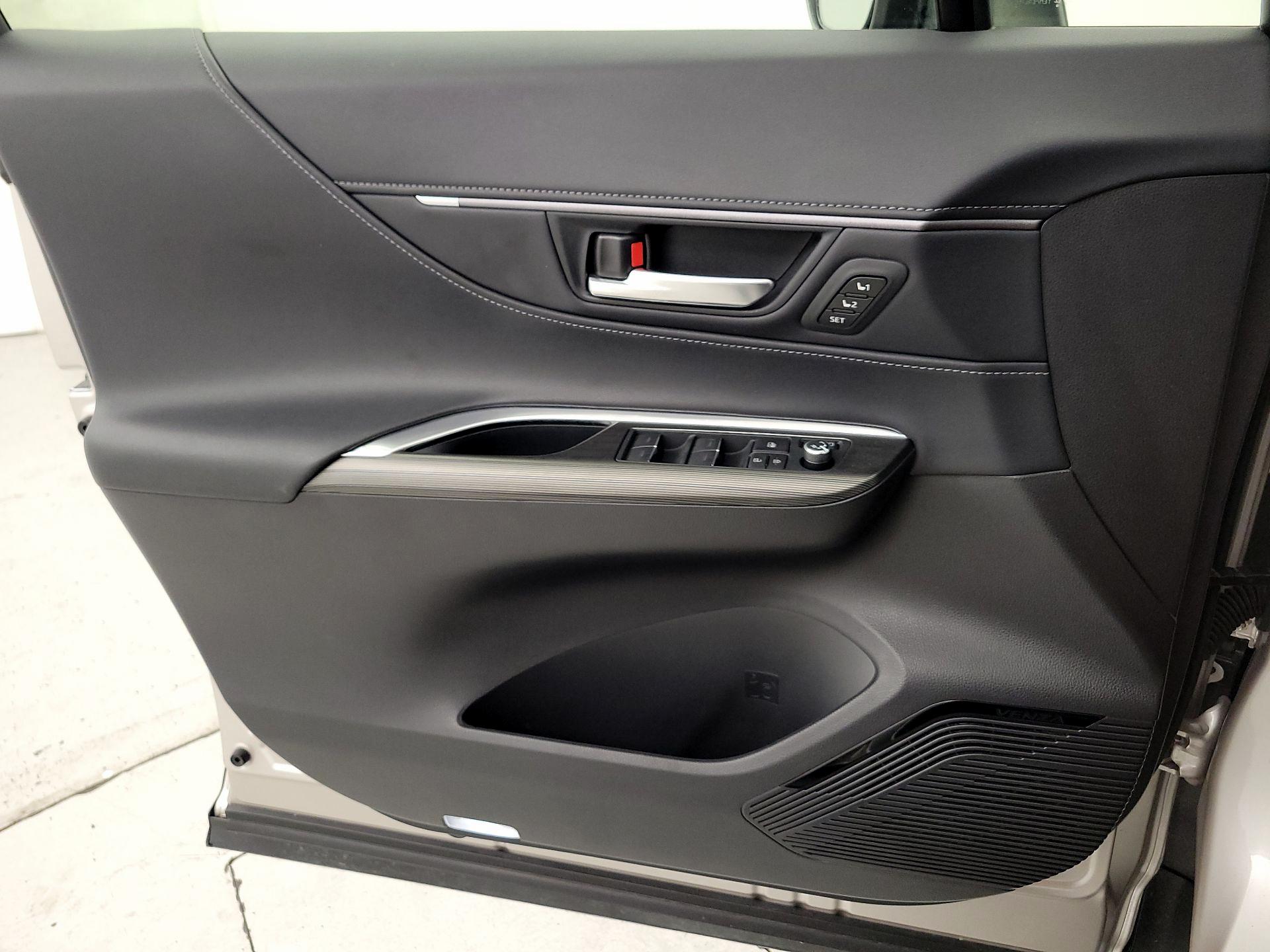 Thumbnail: 2022 Toyota Venza - 12