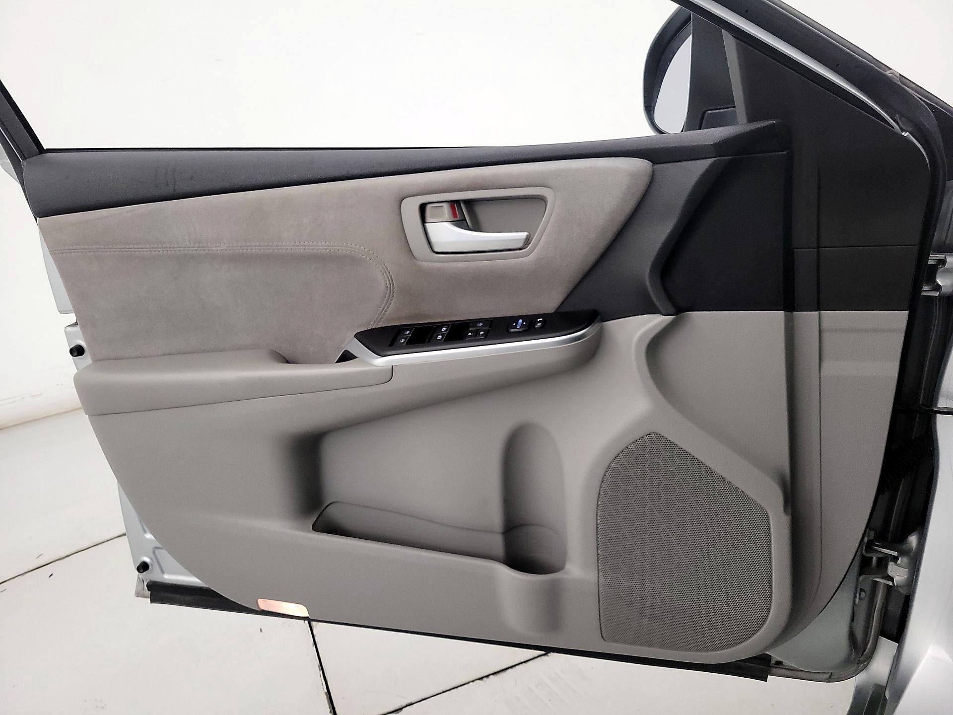 Thumbnail: 2015 Toyota Camry - 12