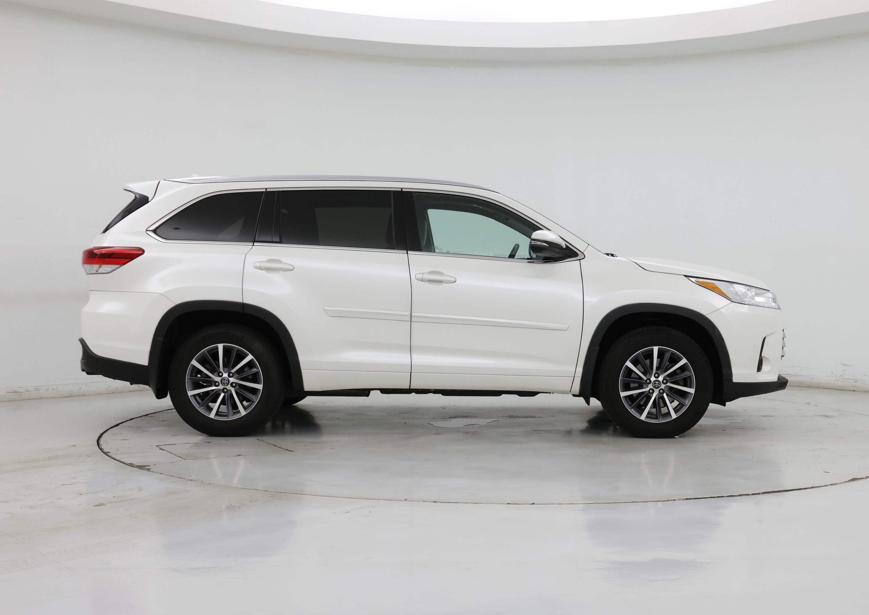 Thumbnail: 2017 Toyota Highlander - 7