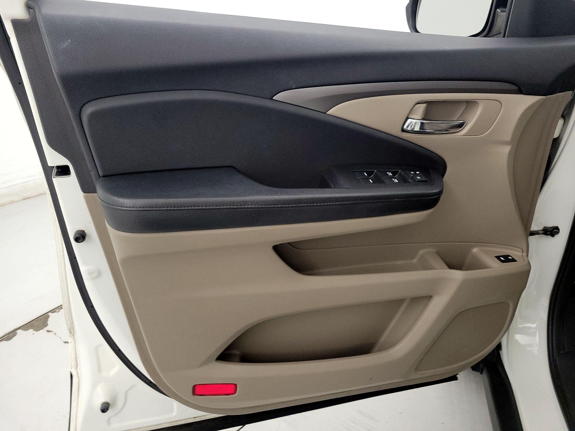 Thumbnail: 2017 Honda Pilot - 12