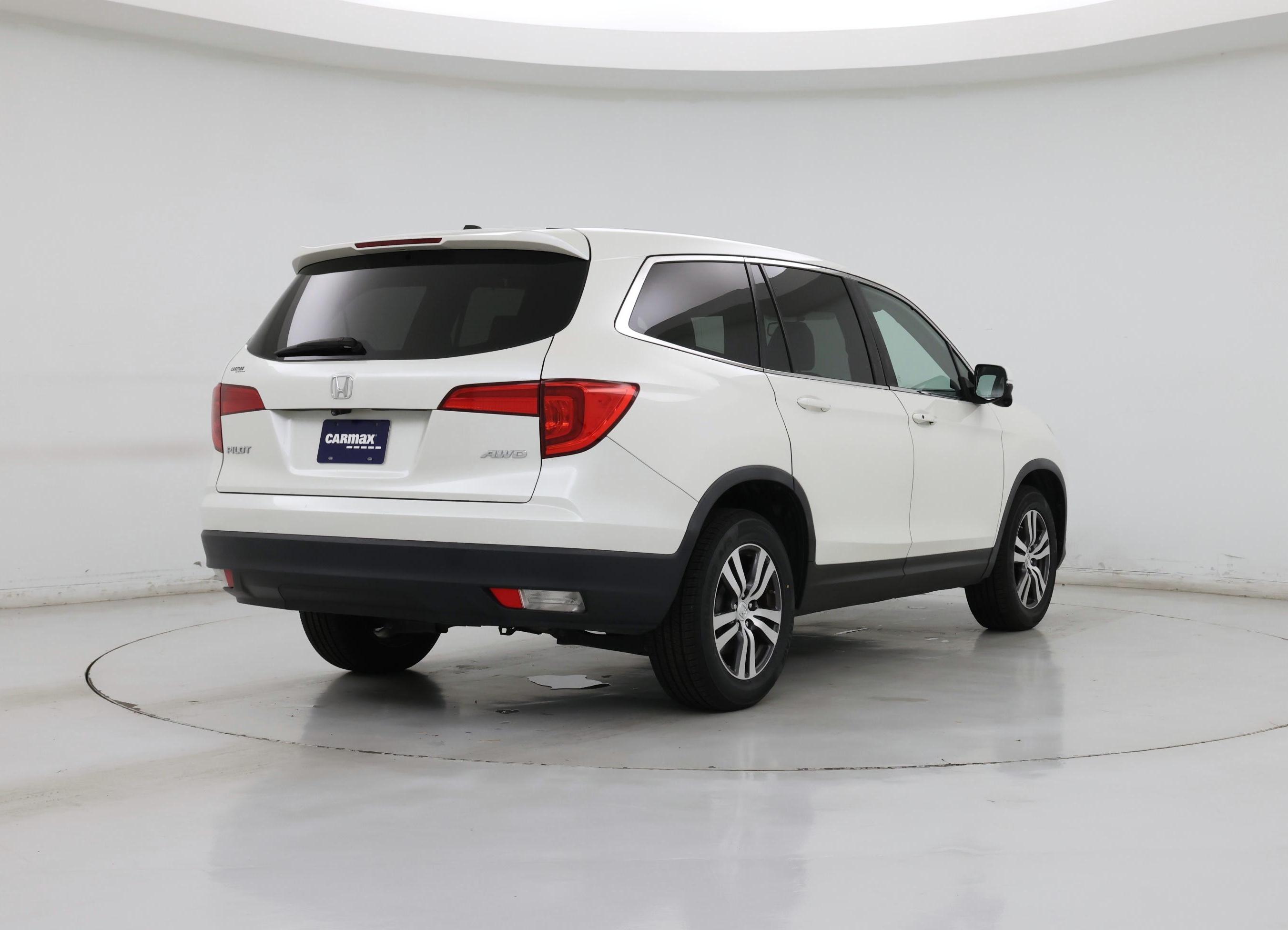 Thumbnail: 2017 Honda Pilot - 8
