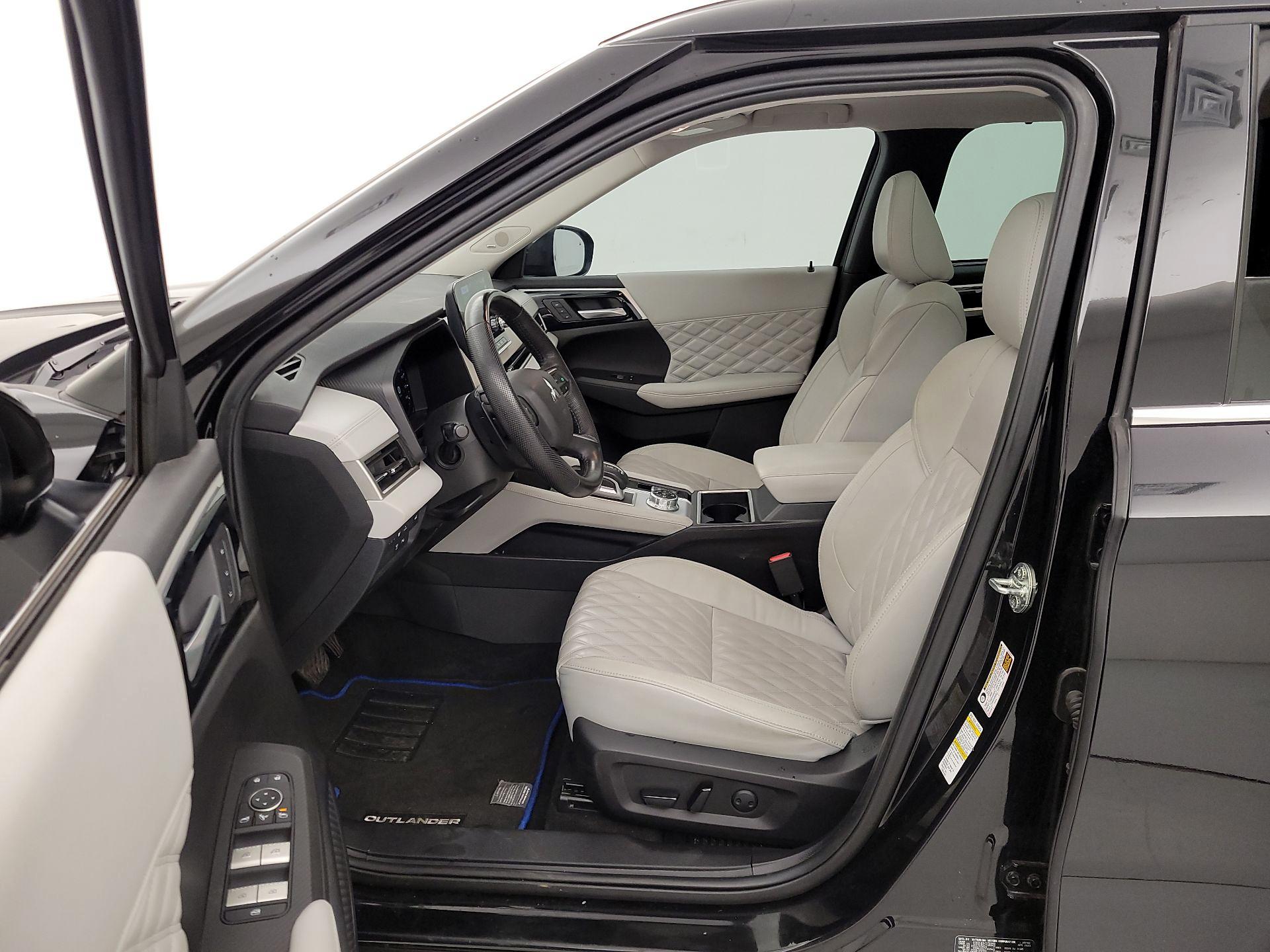 Thumbnail: 2023 Mitsubishi Outlander - 9