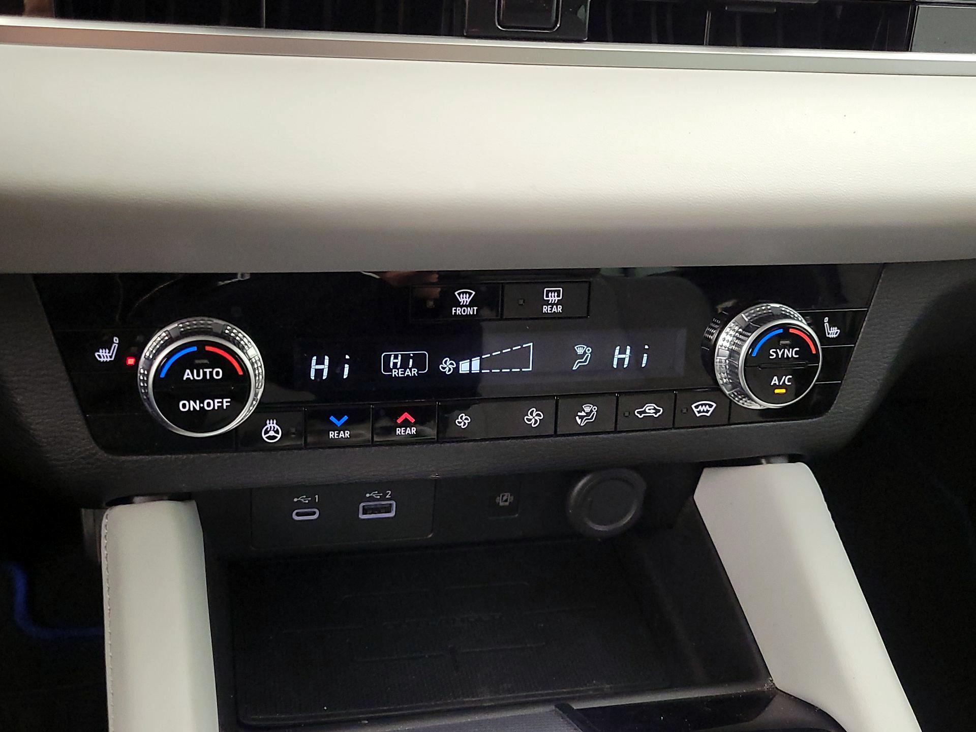 Thumbnail: 2023 Mitsubishi Outlander - 15