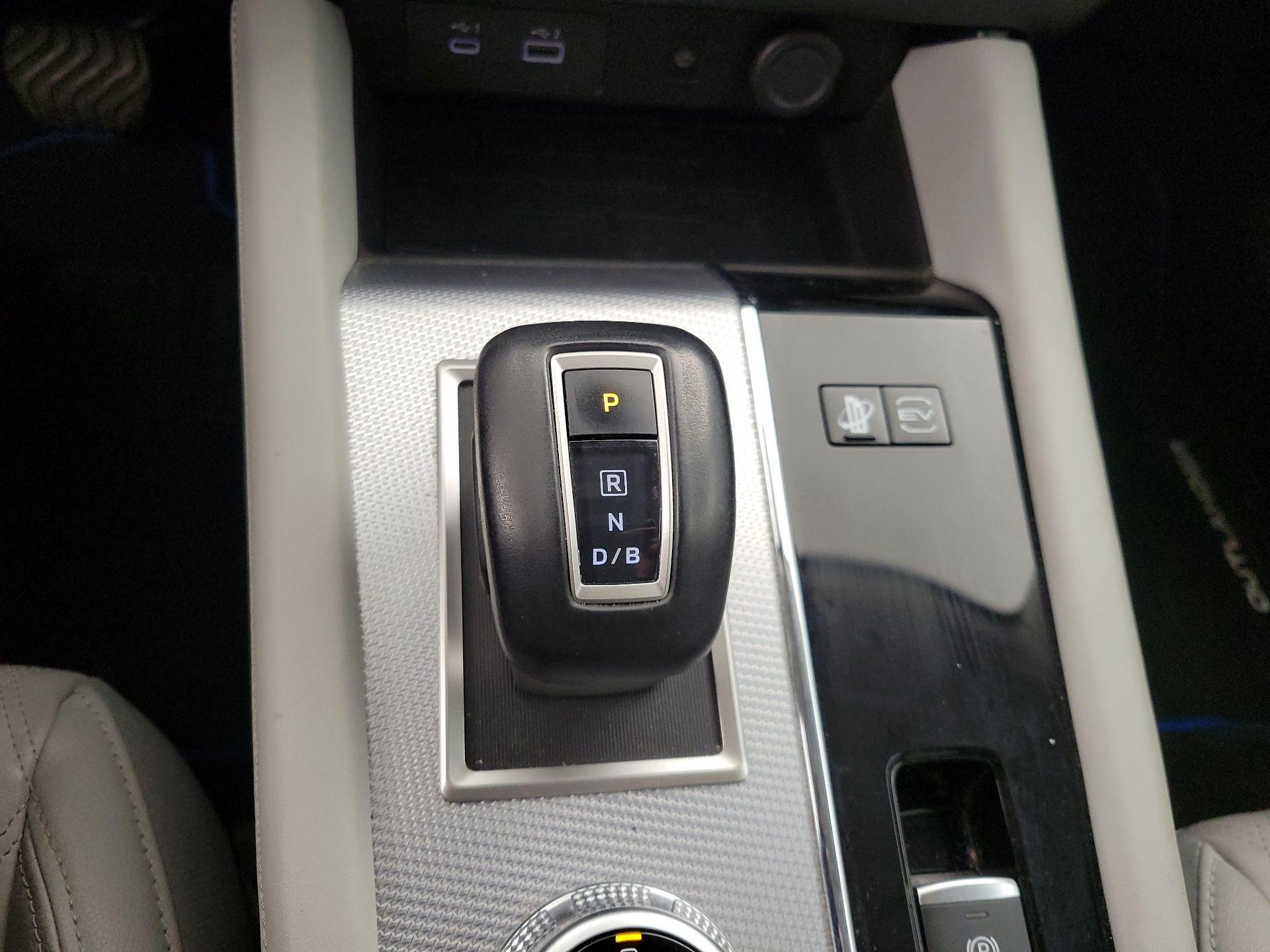 Thumbnail: 2023 Mitsubishi Outlander - 16