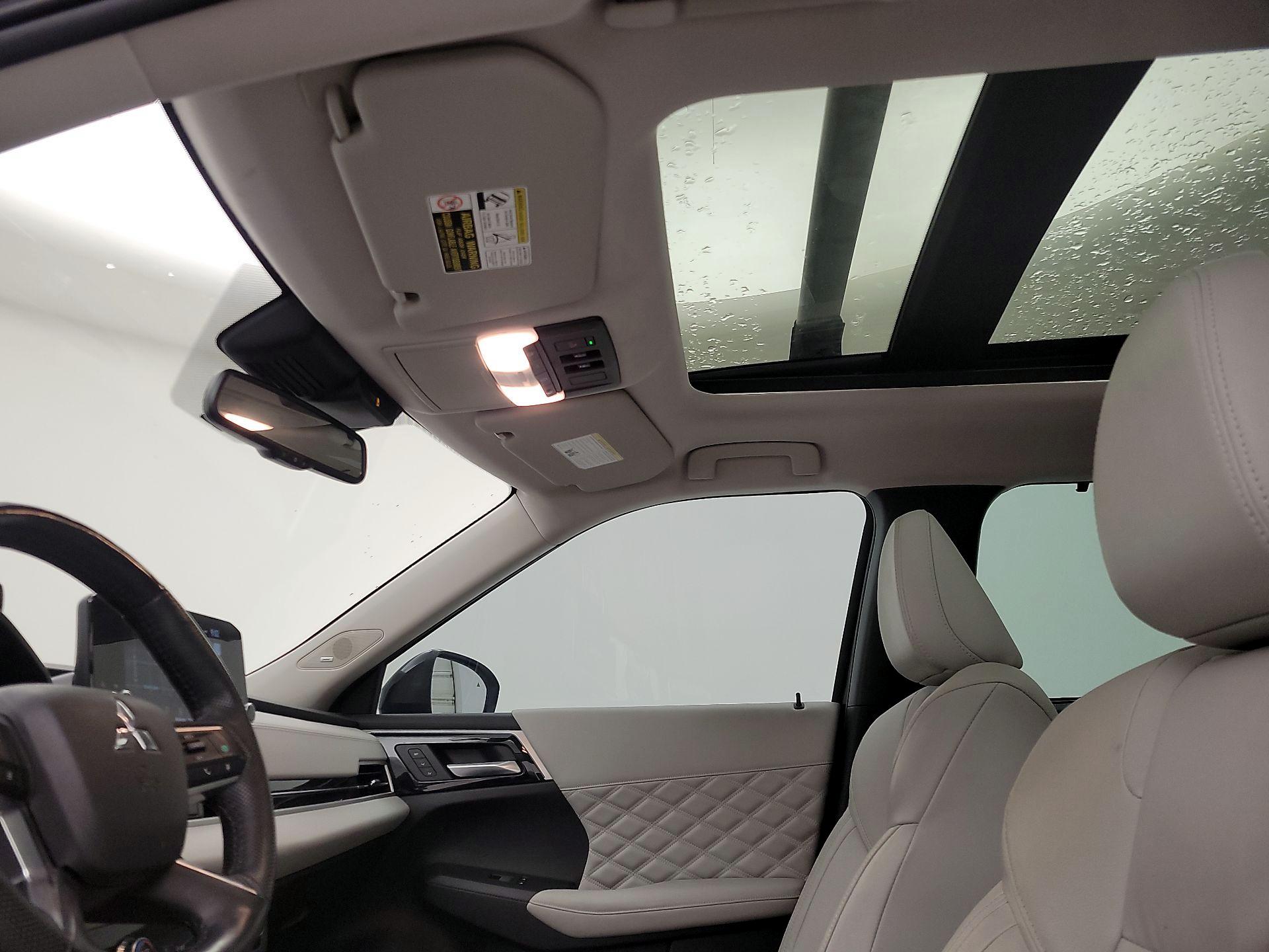 Thumbnail: 2023 Mitsubishi Outlander - 18