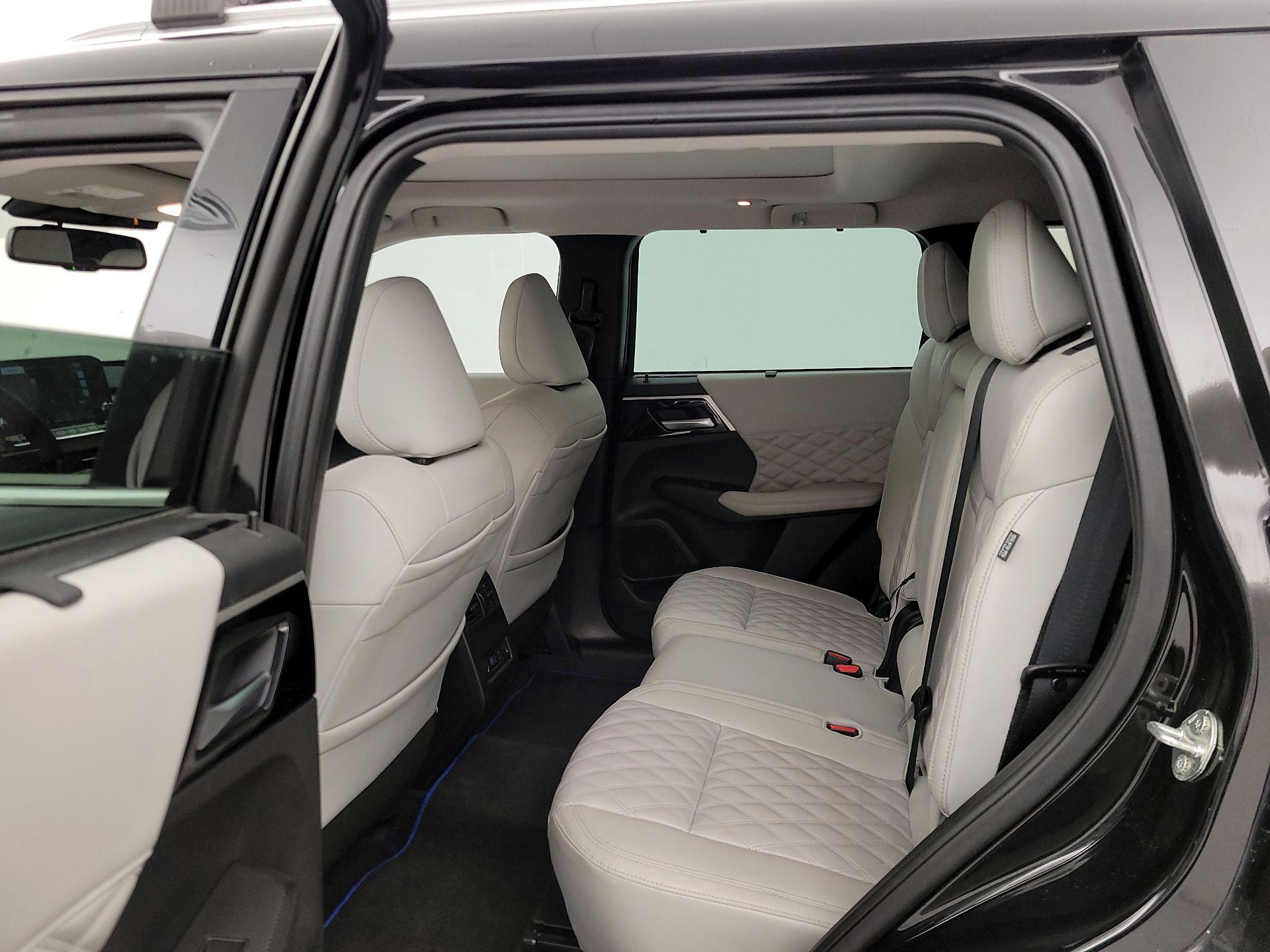 Thumbnail: 2023 Mitsubishi Outlander - 19