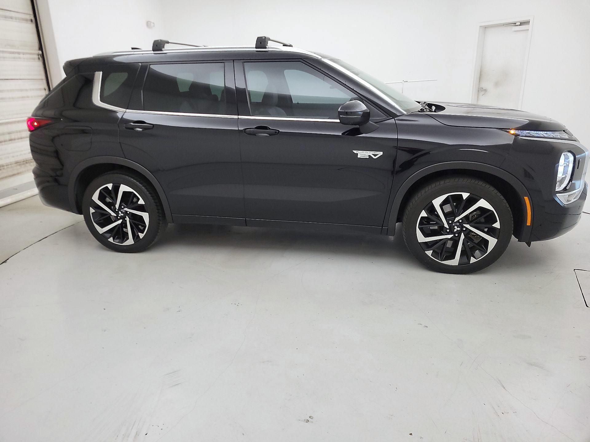 Thumbnail: 2023 Mitsubishi Outlander - 4