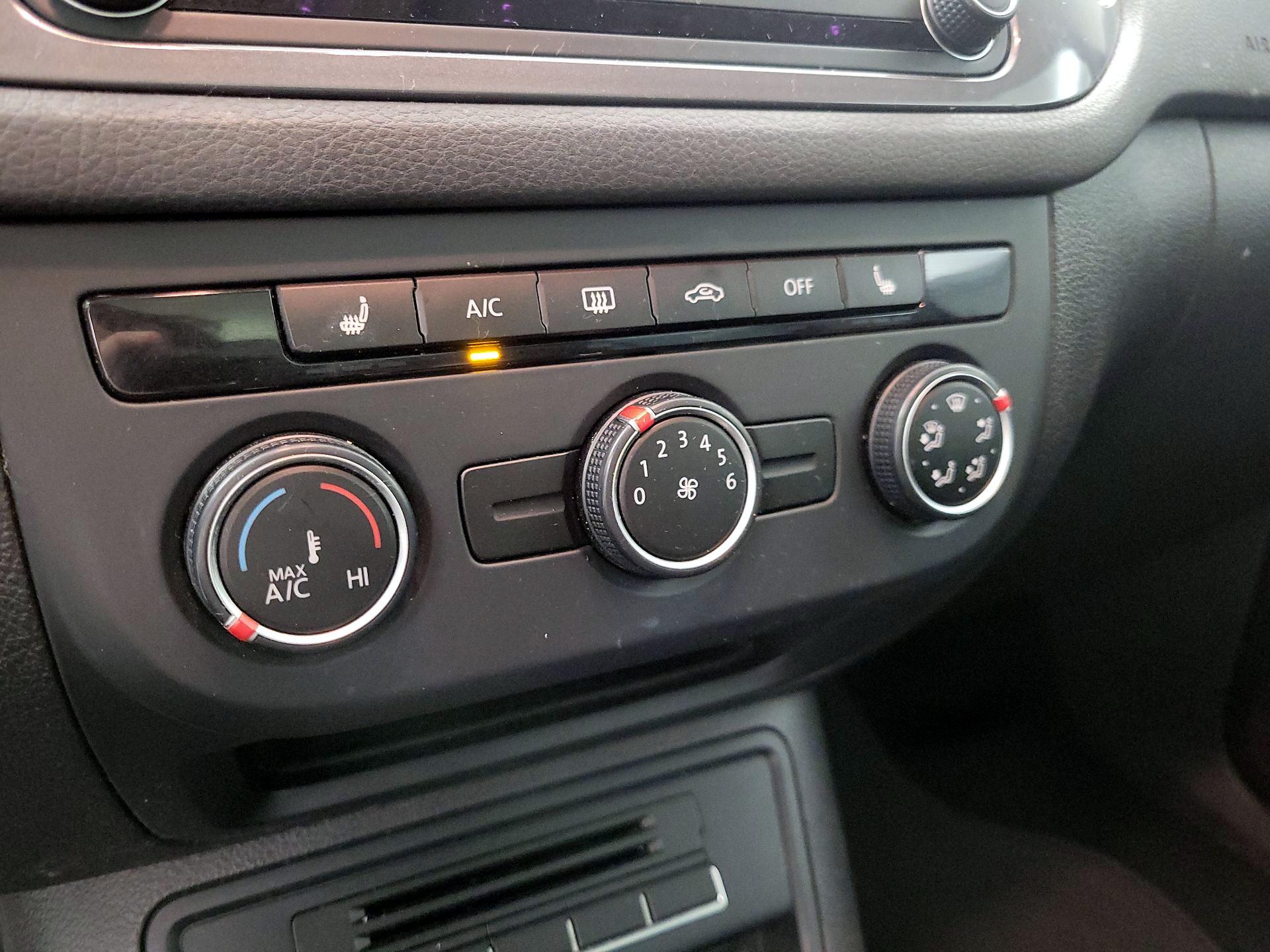 Thumbnail: 2016 Volkswagen Tiguan - 17