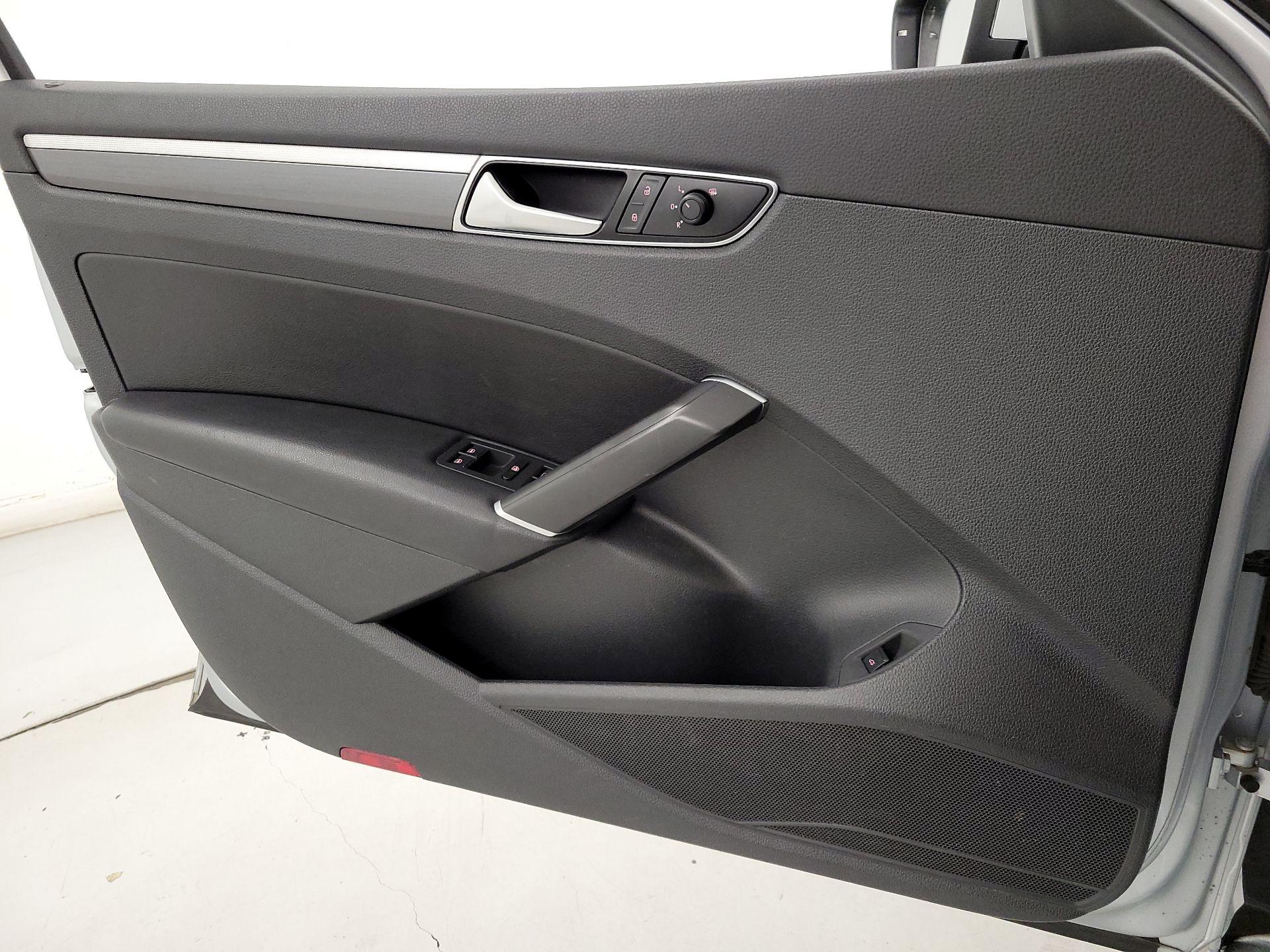 Thumbnail: 2018 Volkswagen Passat - 12