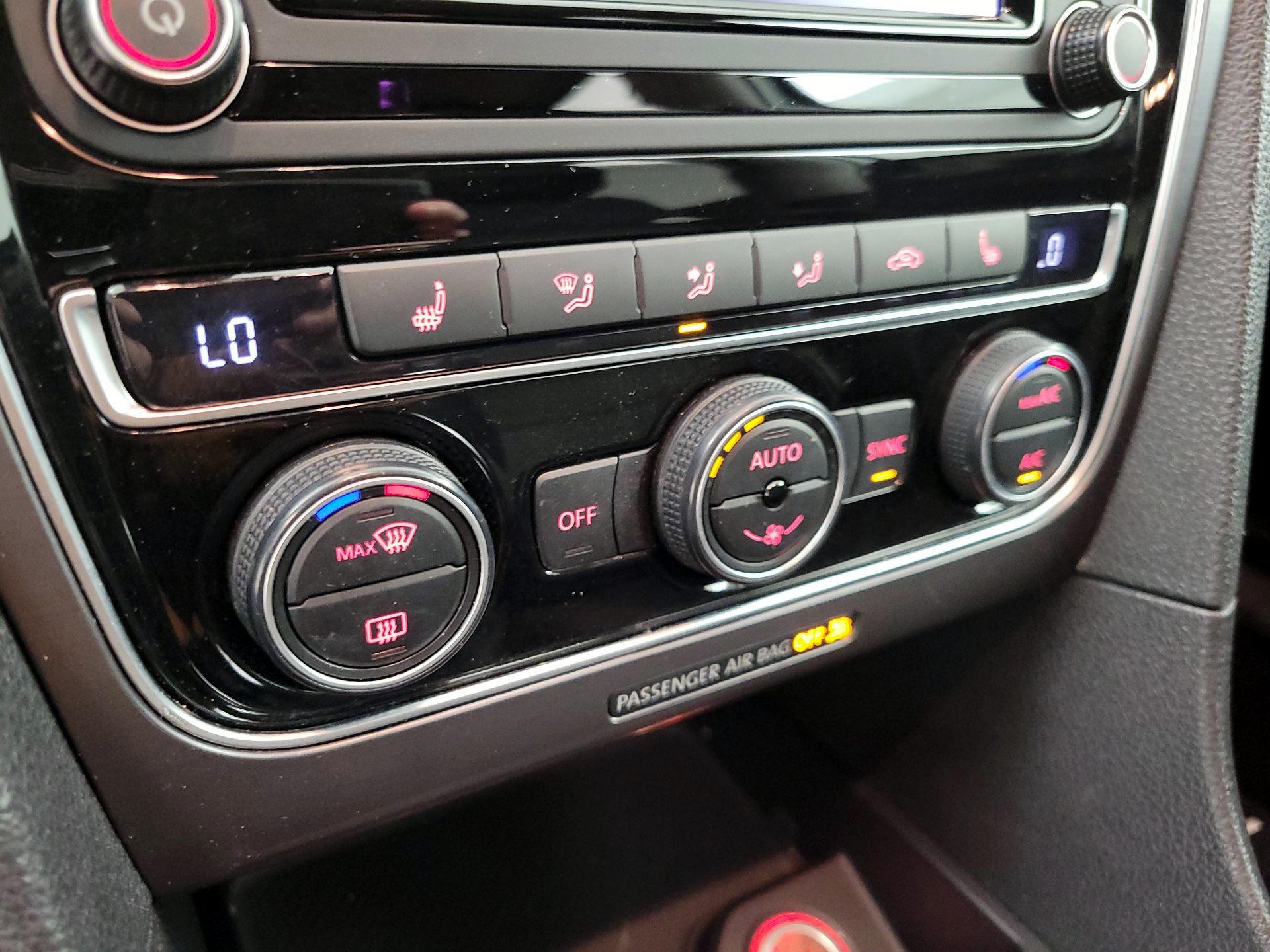 Thumbnail: 2018 Volkswagen Passat - 16