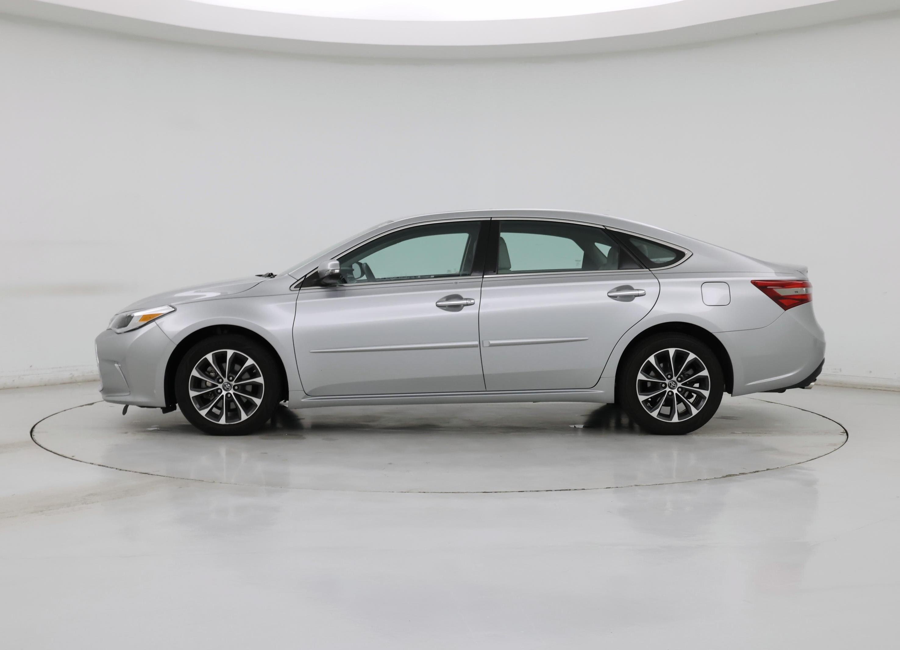 Thumbnail: 2017 Toyota Avalon - 3
