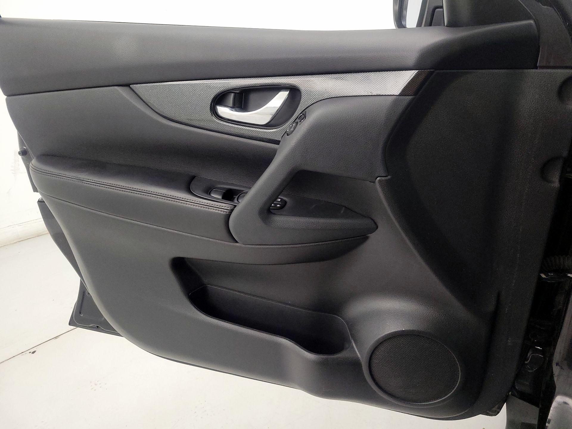 Thumbnail: 2015 Nissan Rogue - 12