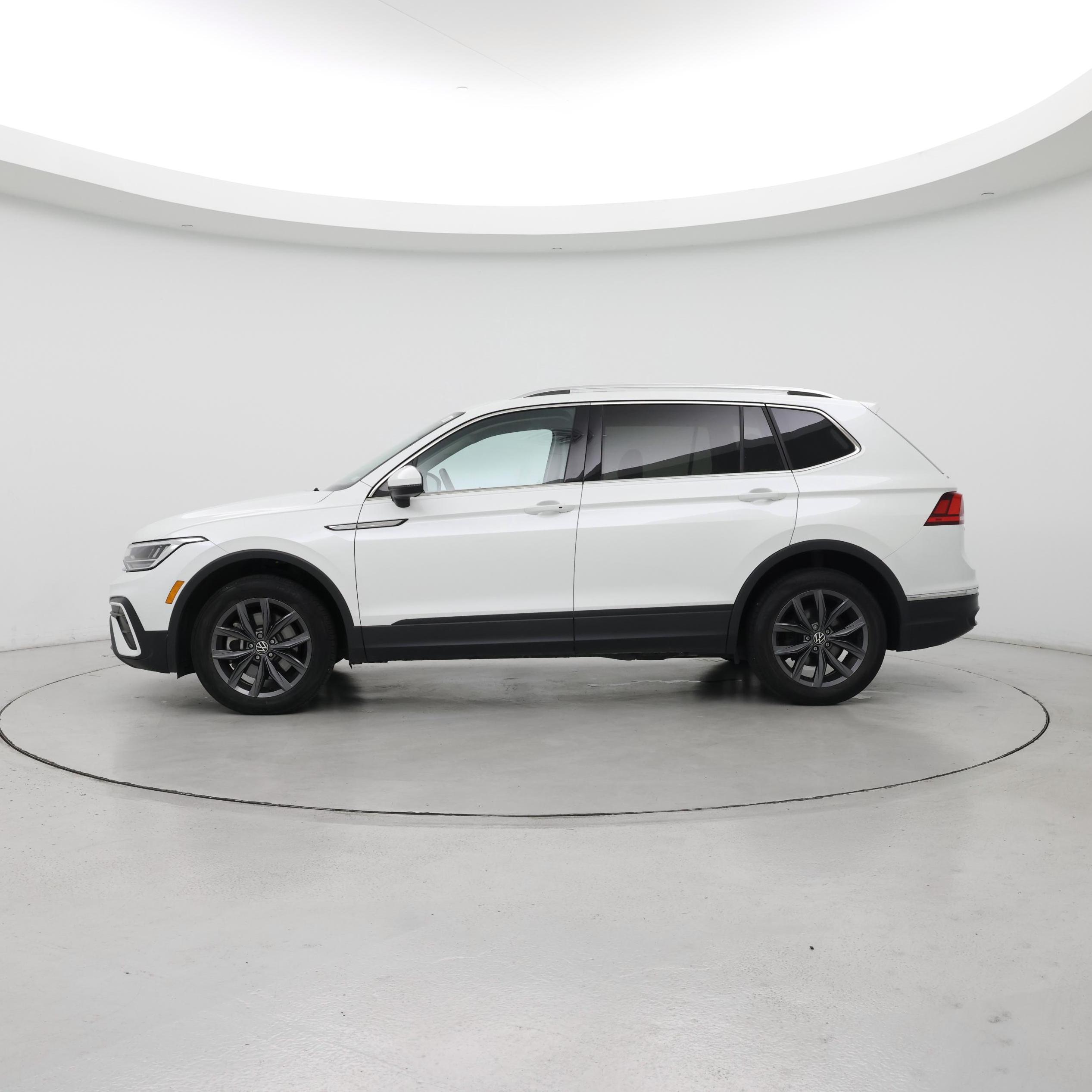 Thumbnail: 2023 Volkswagen Tiguan - 3