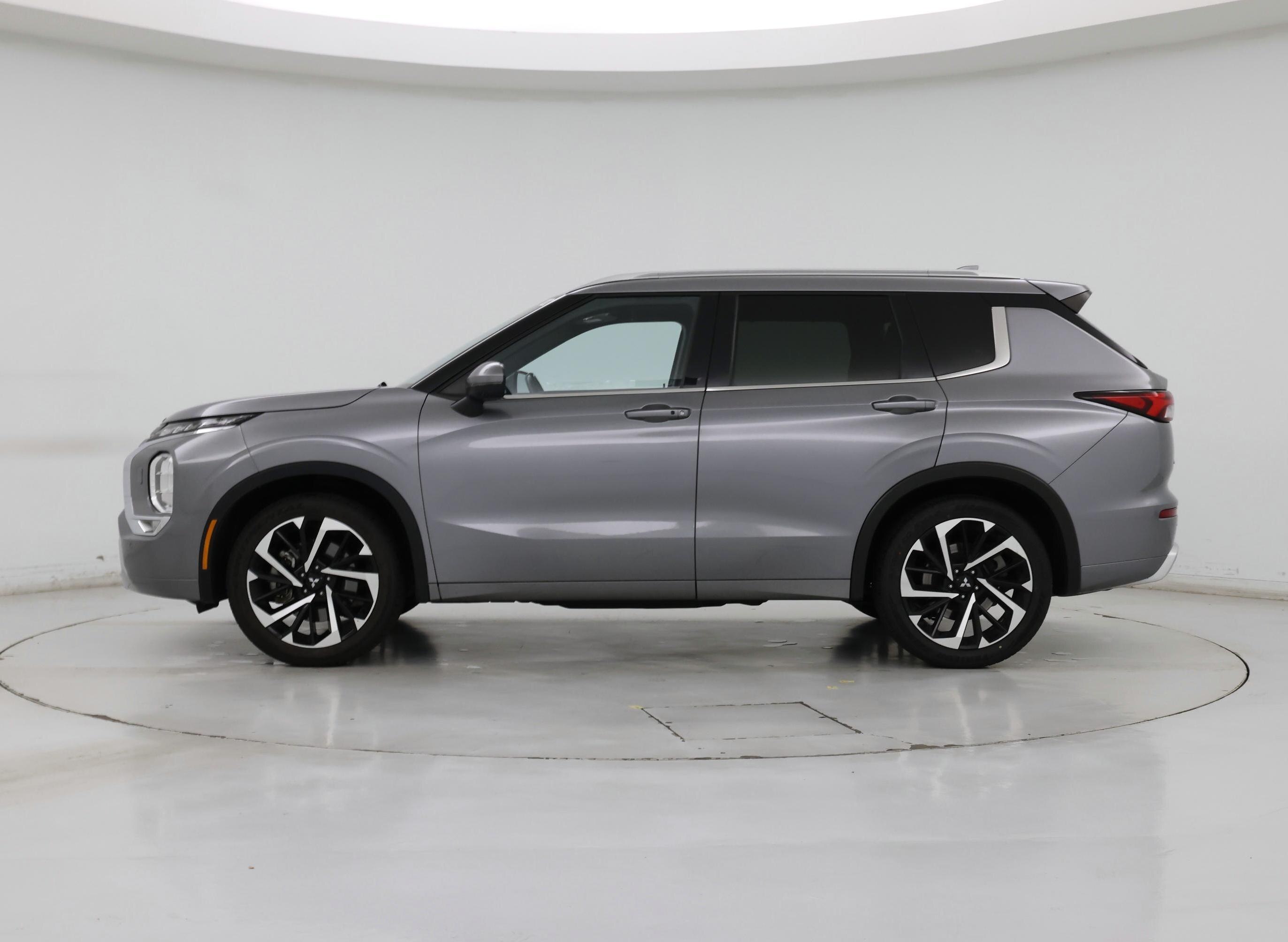 Thumbnail: 2022 Mitsubishi Outlander - 3