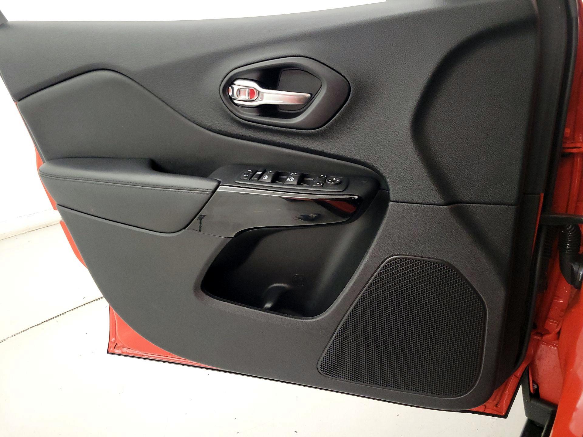 Thumbnail: 2021 Jeep Cherokee - 12