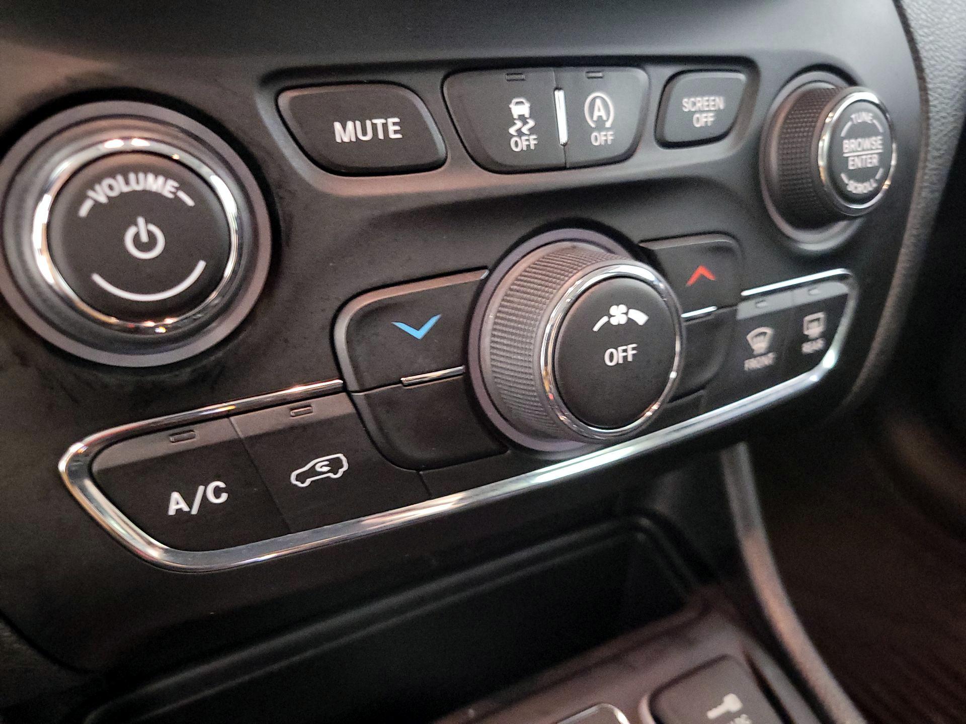 Thumbnail: 2021 Jeep Cherokee - 16