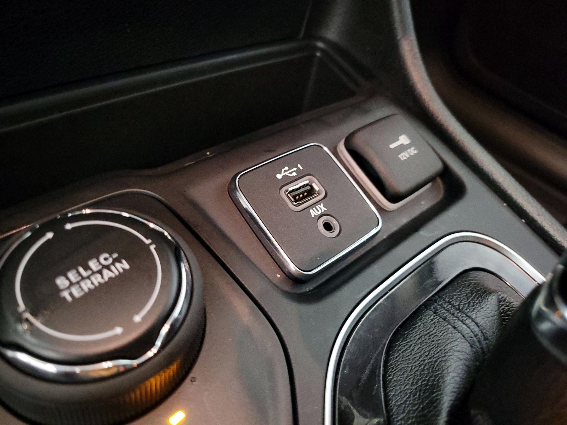 Thumbnail: 2021 Jeep Cherokee - 18