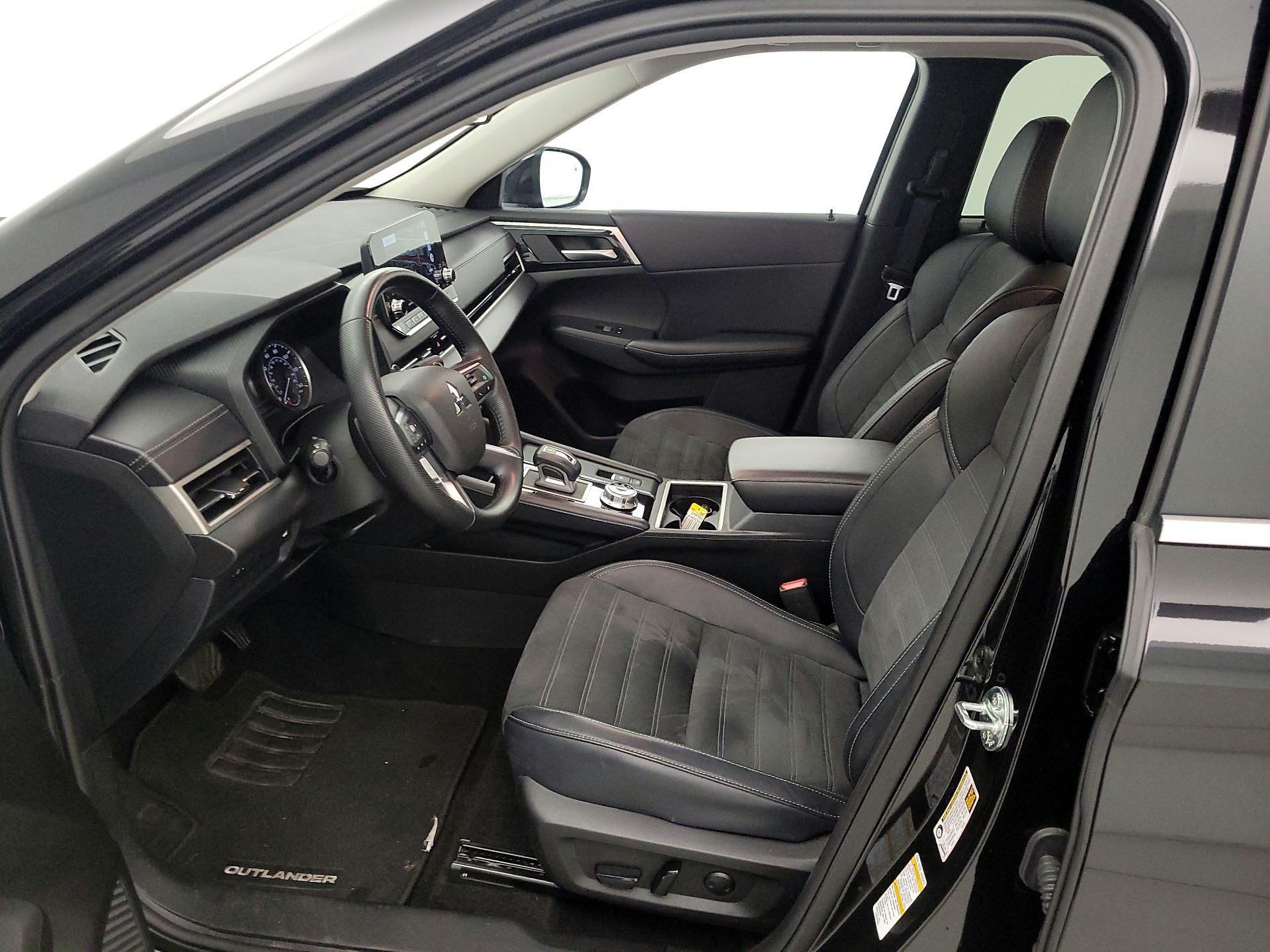 Thumbnail: 2024 Mitsubishi Outlander - 11