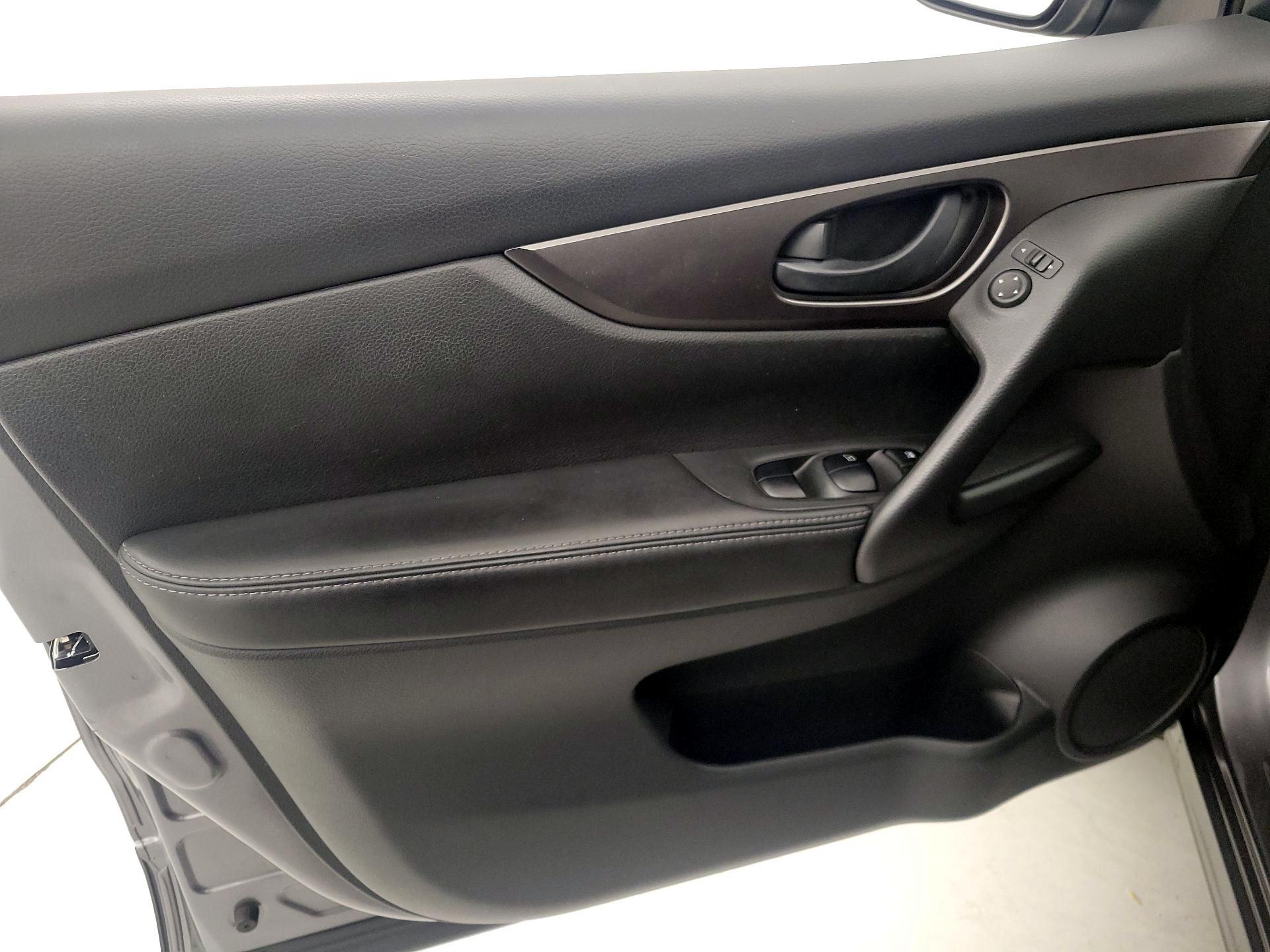 Thumbnail: 2020 Nissan Rogue Sport - 12