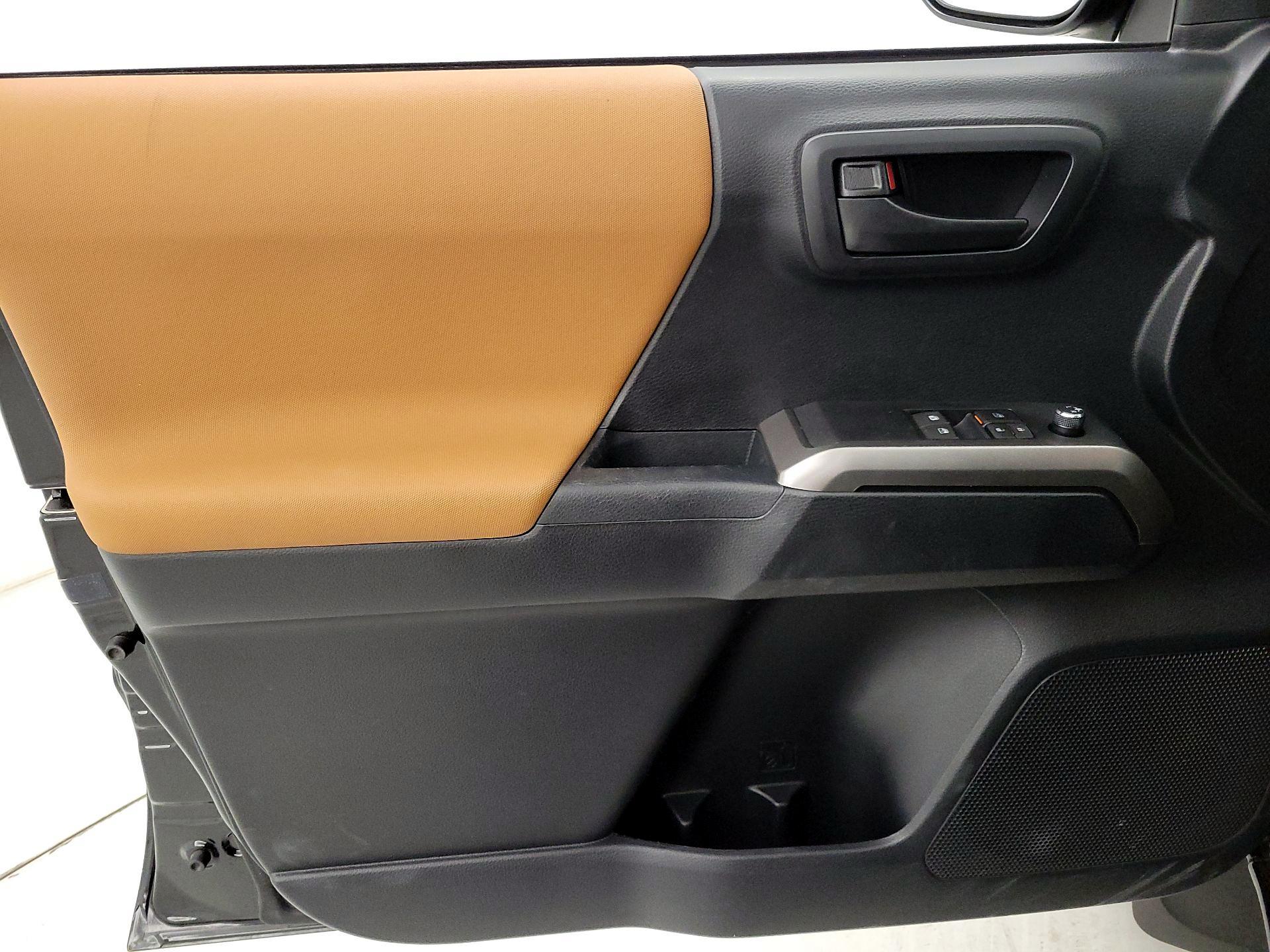 Thumbnail: 2016 Toyota Tacoma - 12