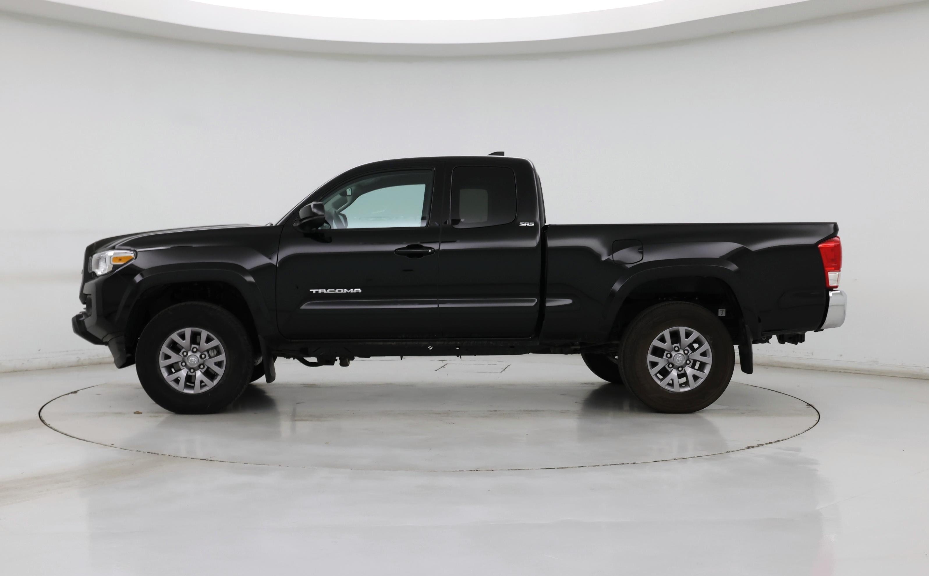 Thumbnail: 2016 Toyota Tacoma - 3